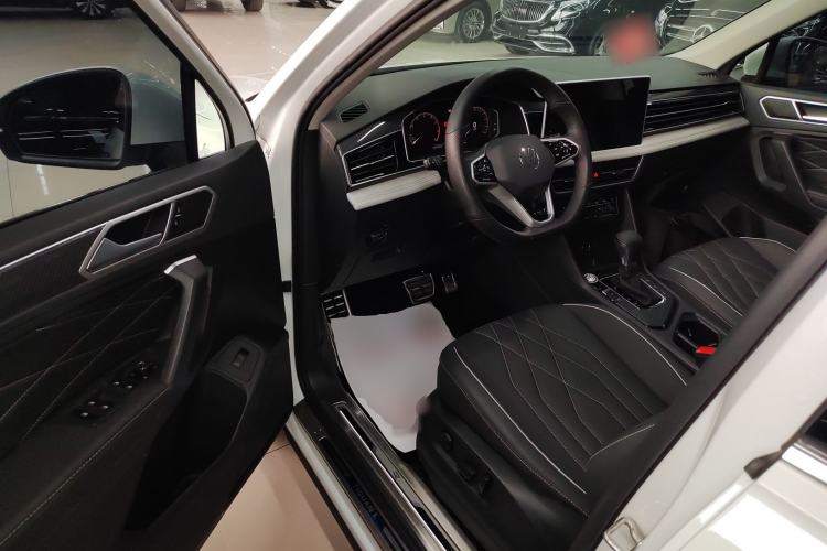 Used Volkswagen Tiguan L 2023 330TSI Automatic Two-Wheel Drive R-Line Enjoyment Edition
