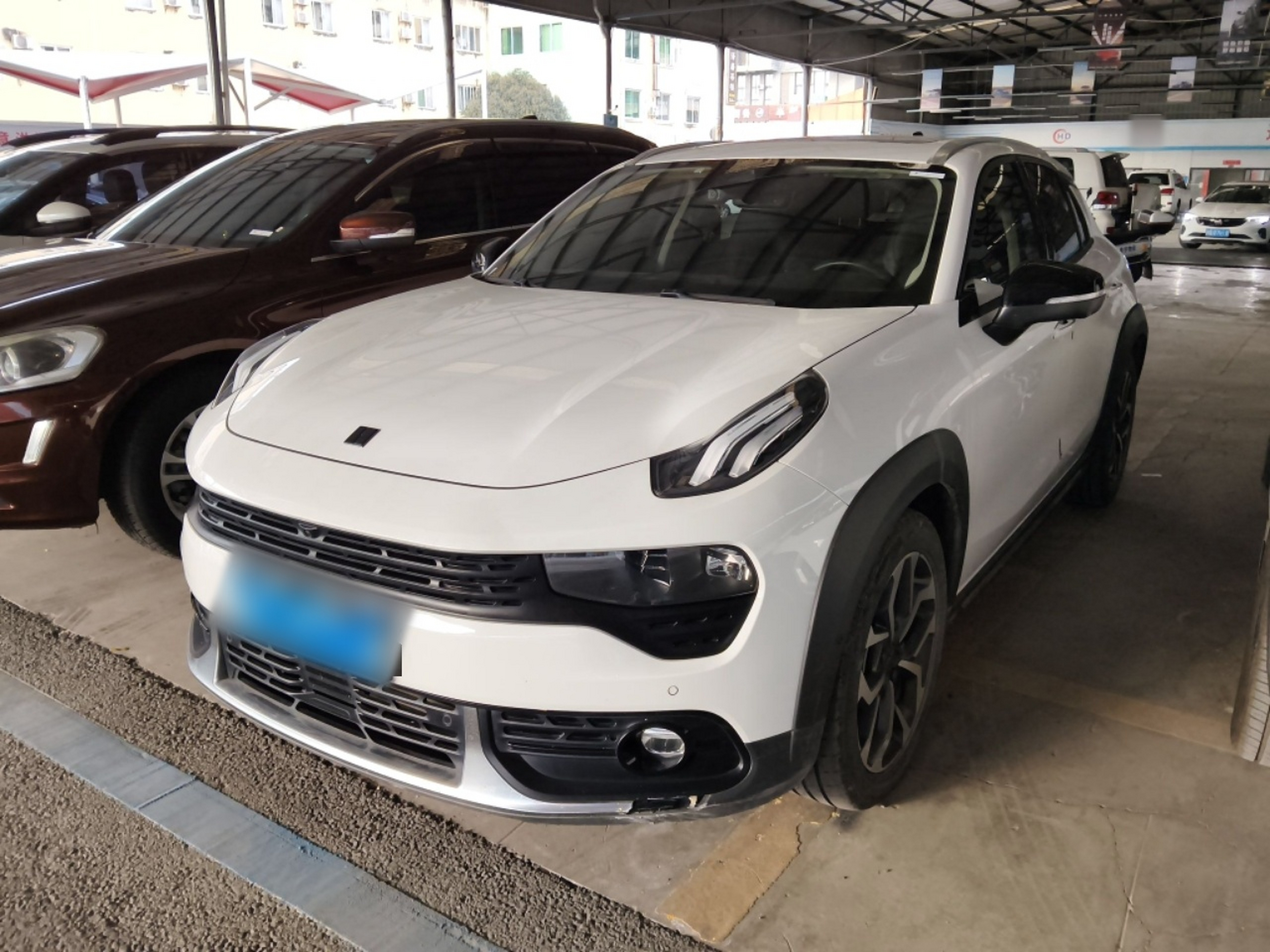 Под передней частью автомобиля