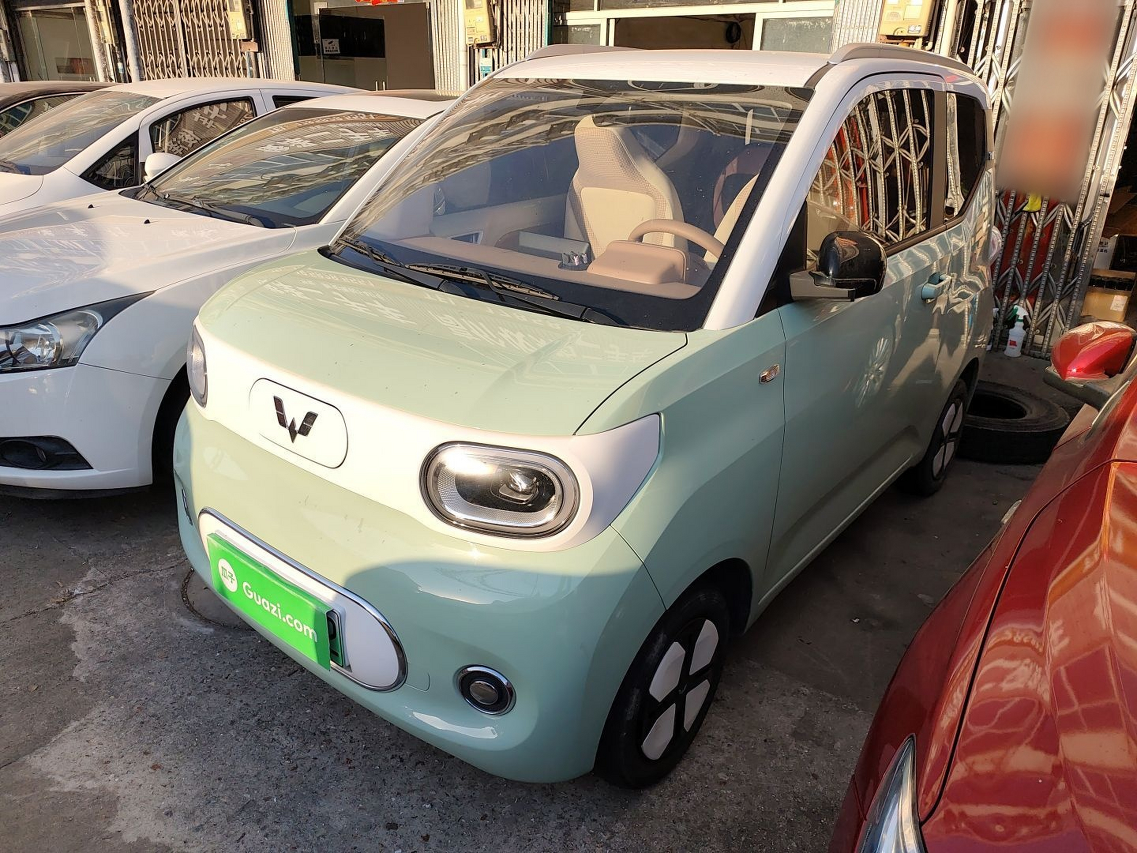 تحت مقدمة السيارة