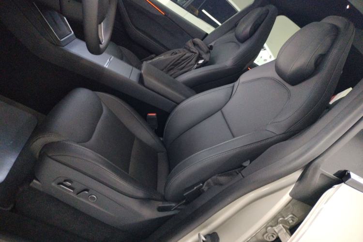 Used Tesla Model Y L 2025 Long-Range All-Wheel-Drive Version
