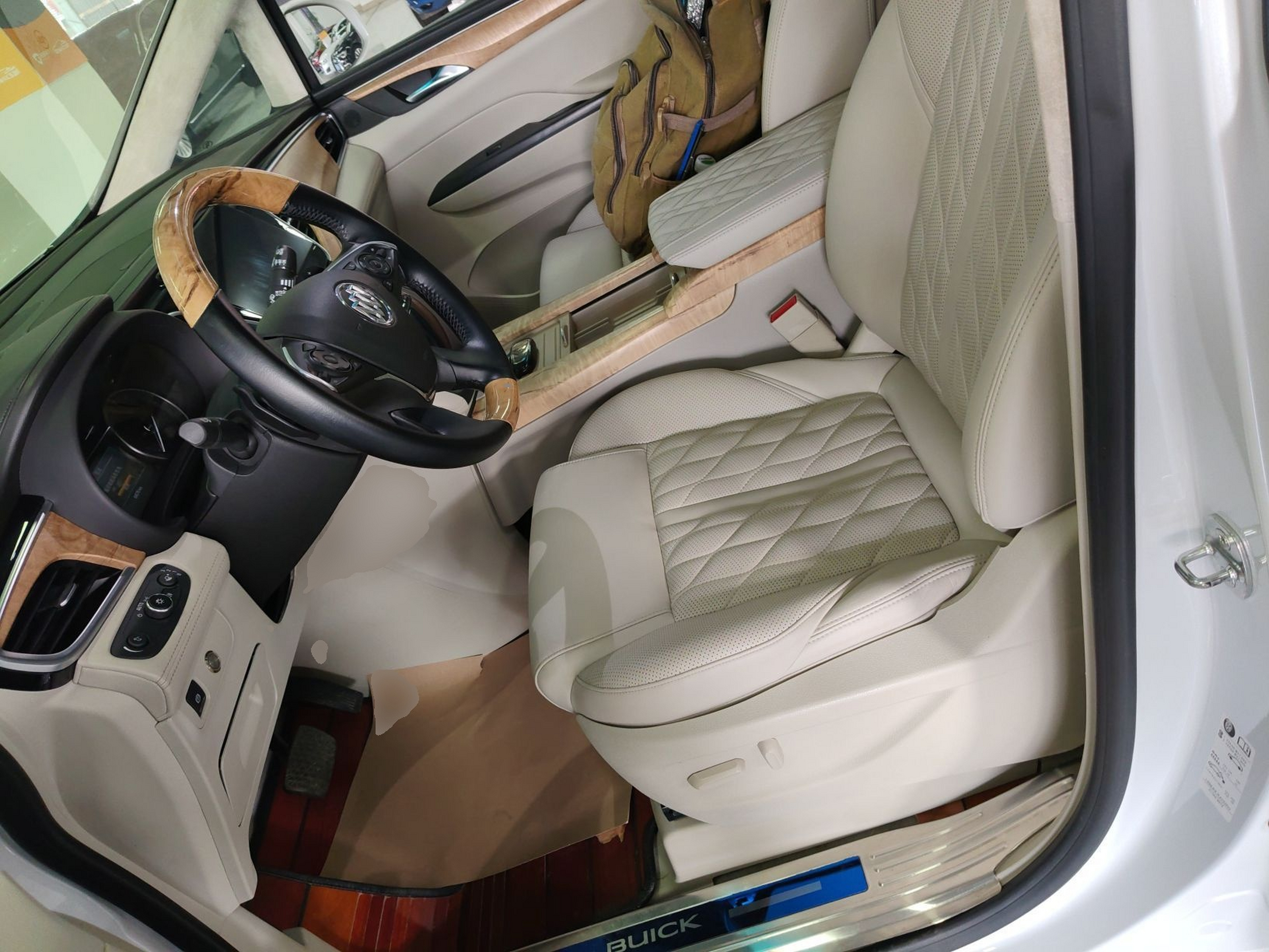 Переднее сиденье в автомобиле