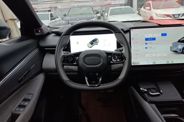 Used Lynk & Co 08 EM-P 2025 220 km All-Wheel-Drive Performance Halo
