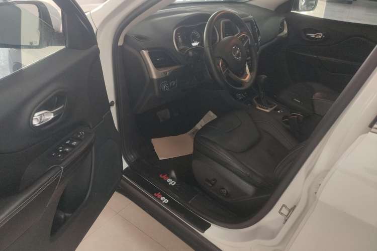 Used  Cherokee 2016 2.4L Leading Smart Version
