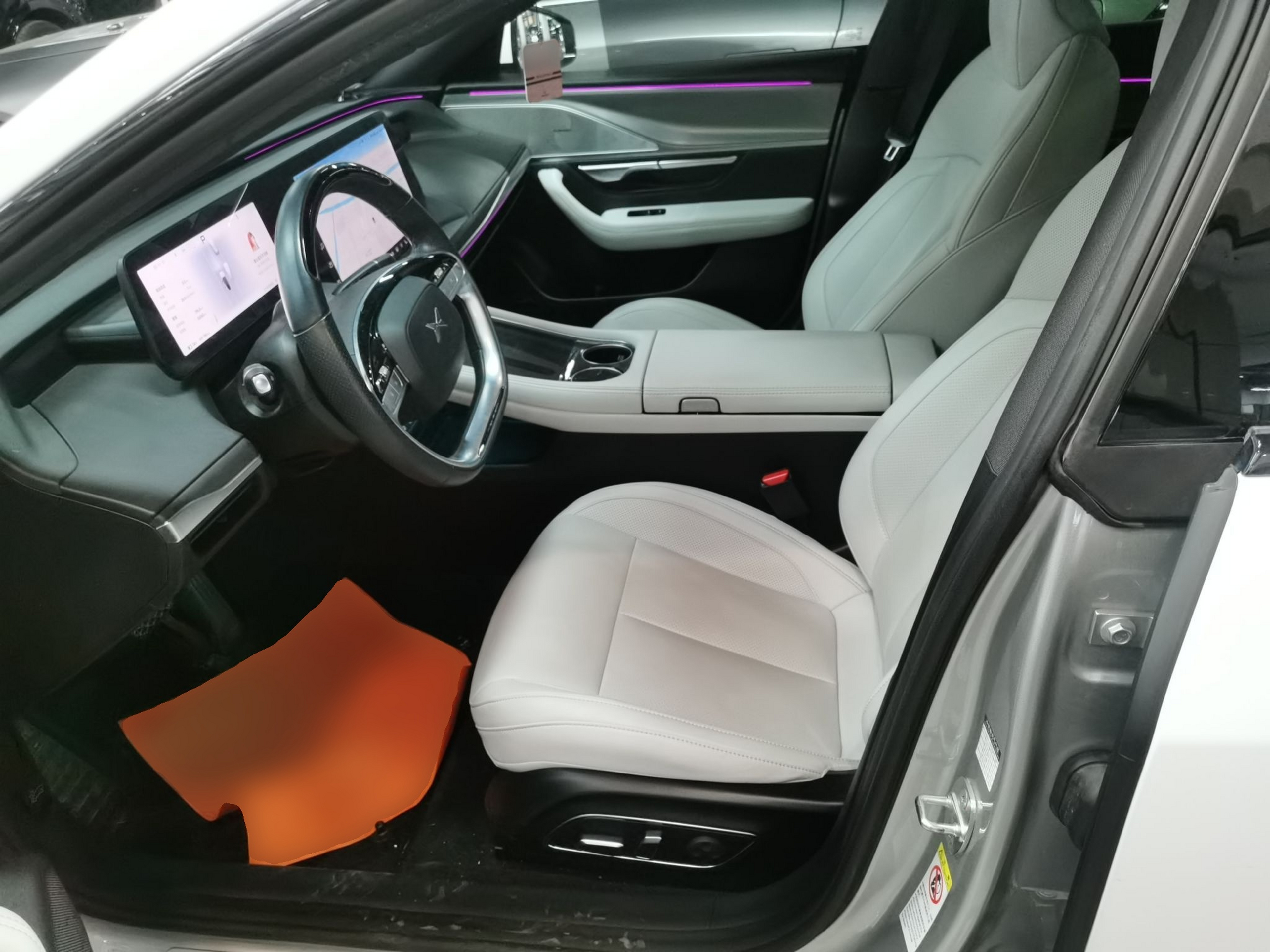 Переднее сиденье в автомобиле