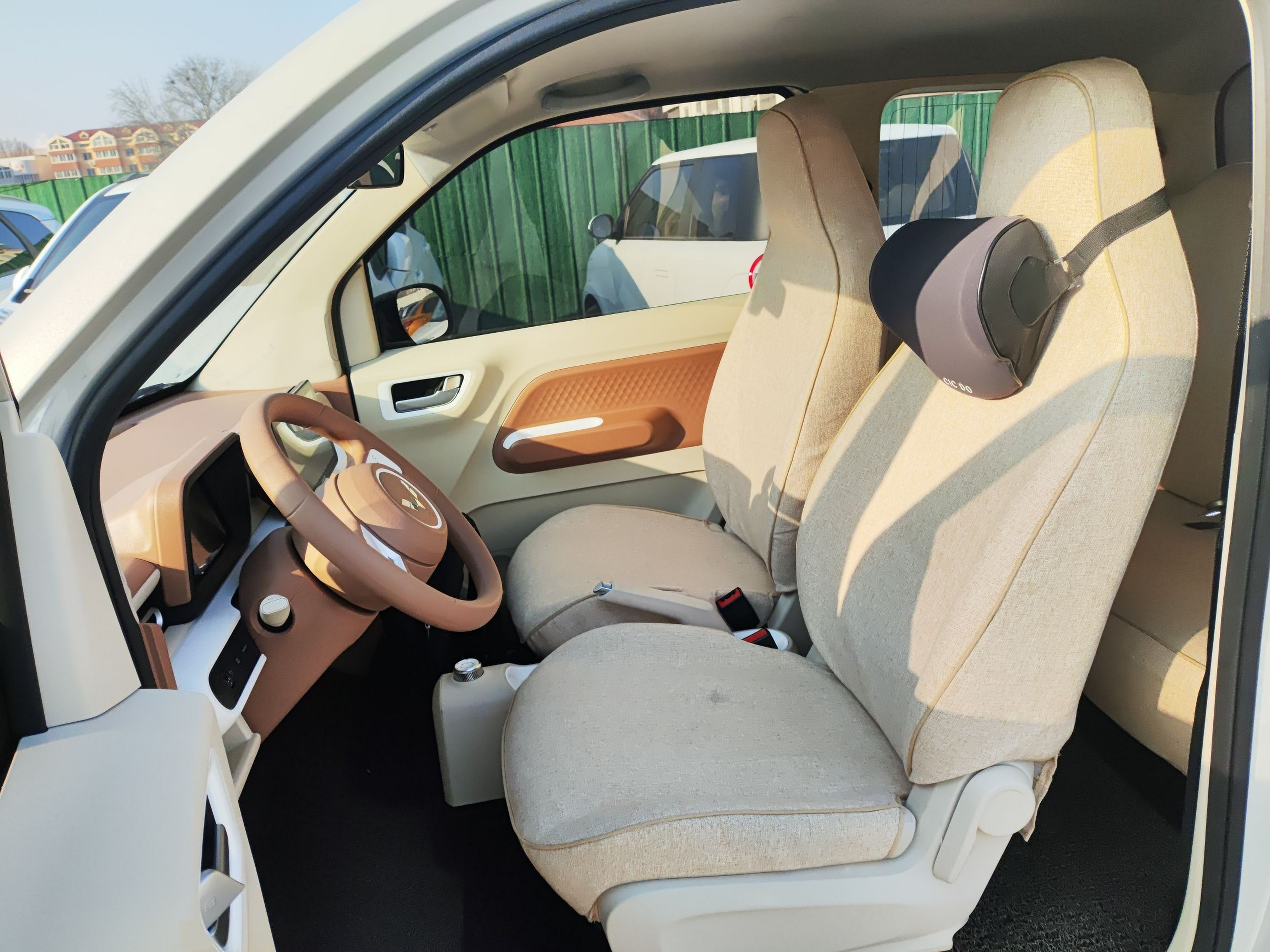 المقاعد الأمامية داخل السيارة