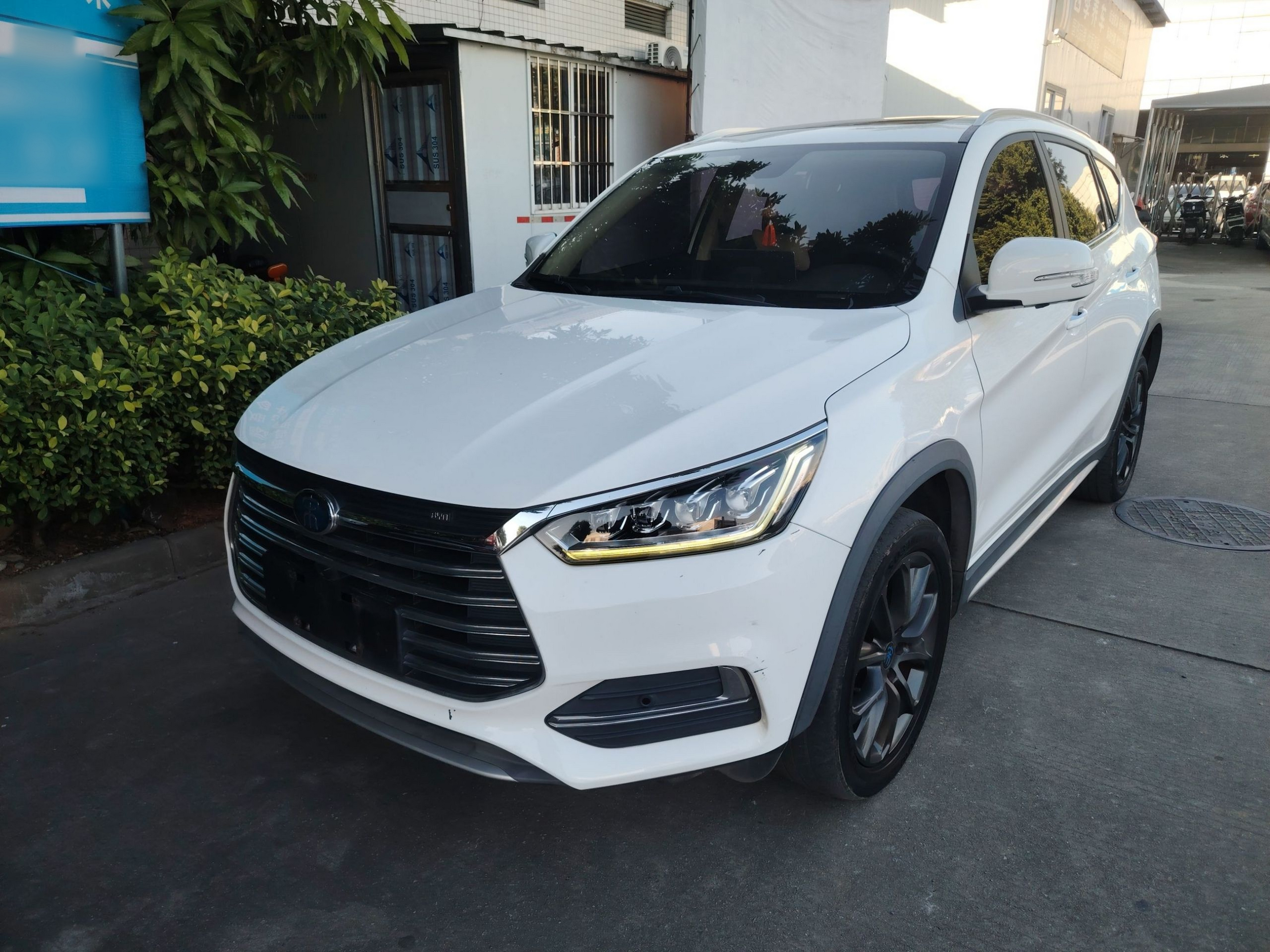 Под передней частью автомобиля