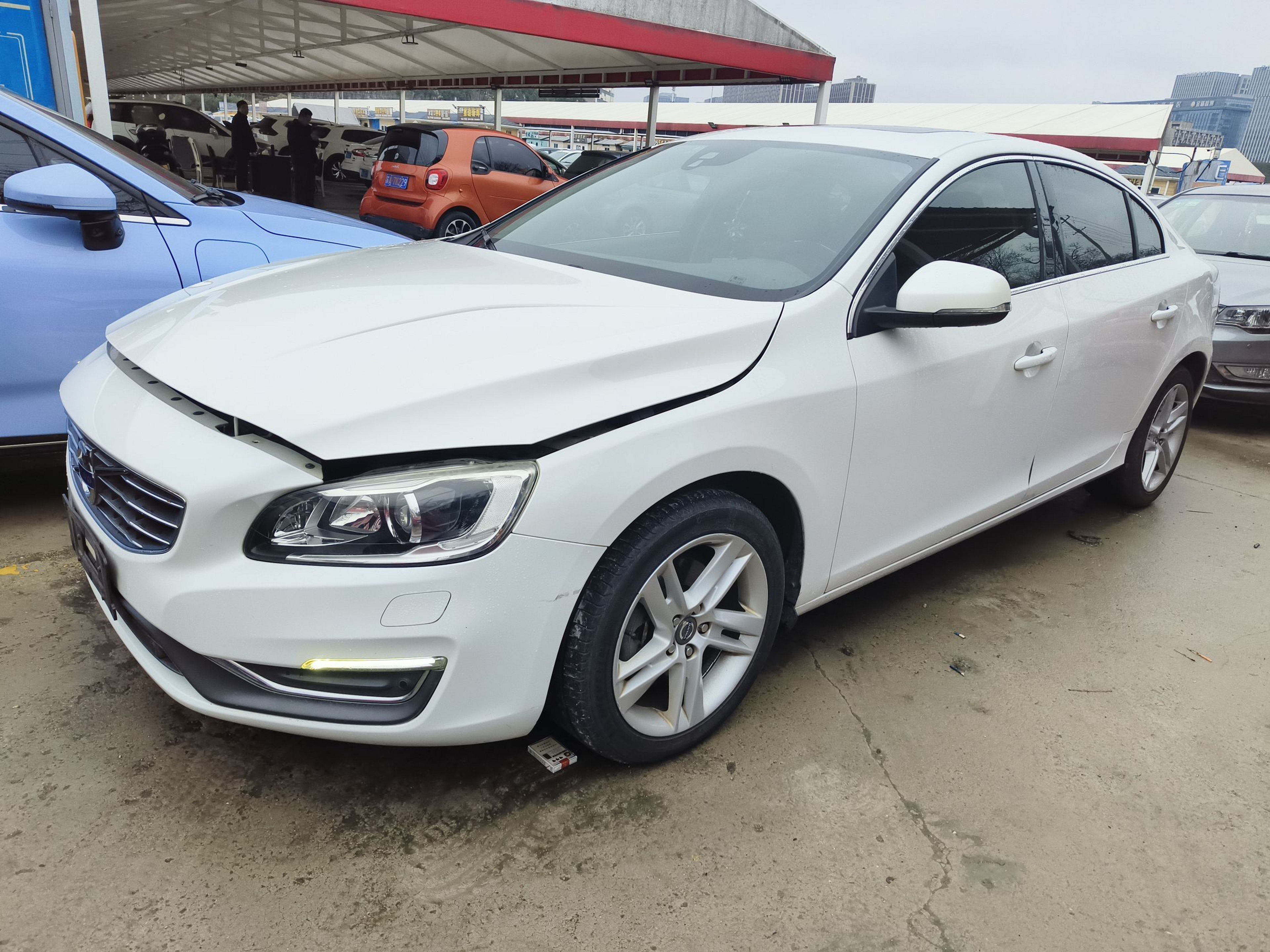 Под передней частью автомобиля