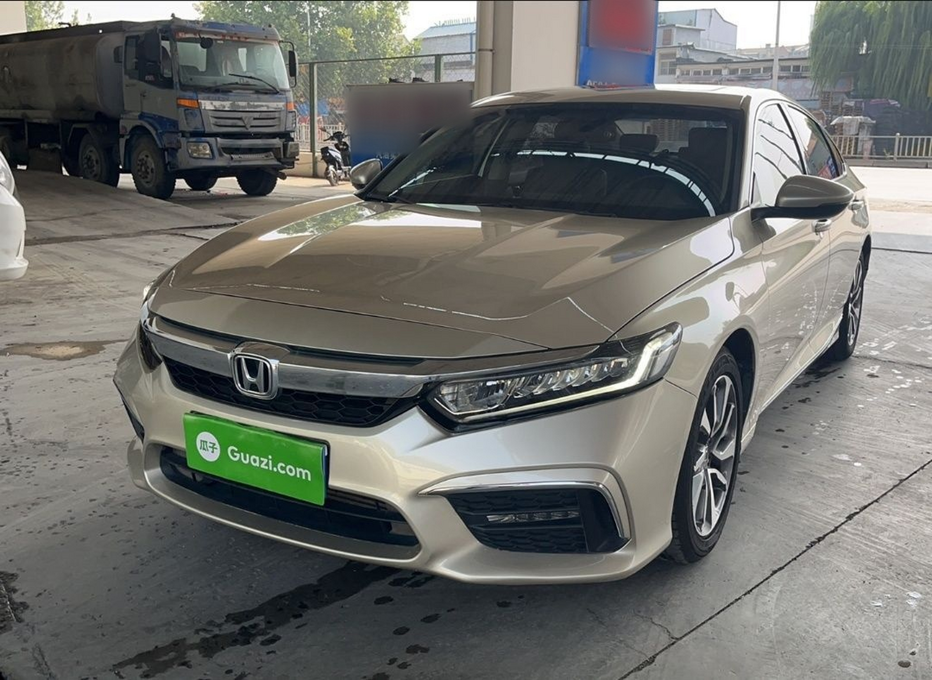 تحت مقدمة السيارة