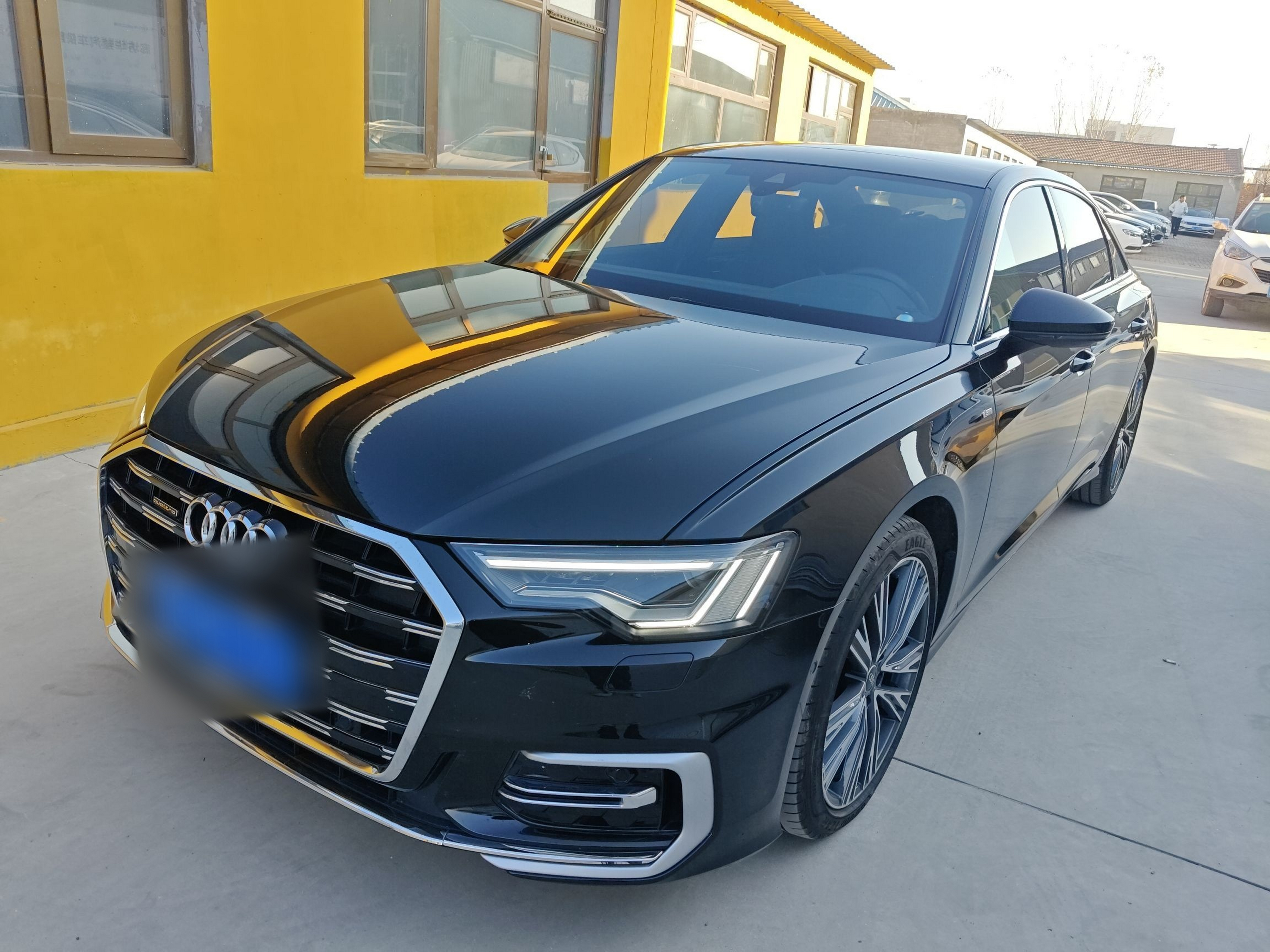 تحت مقدمة السيارة