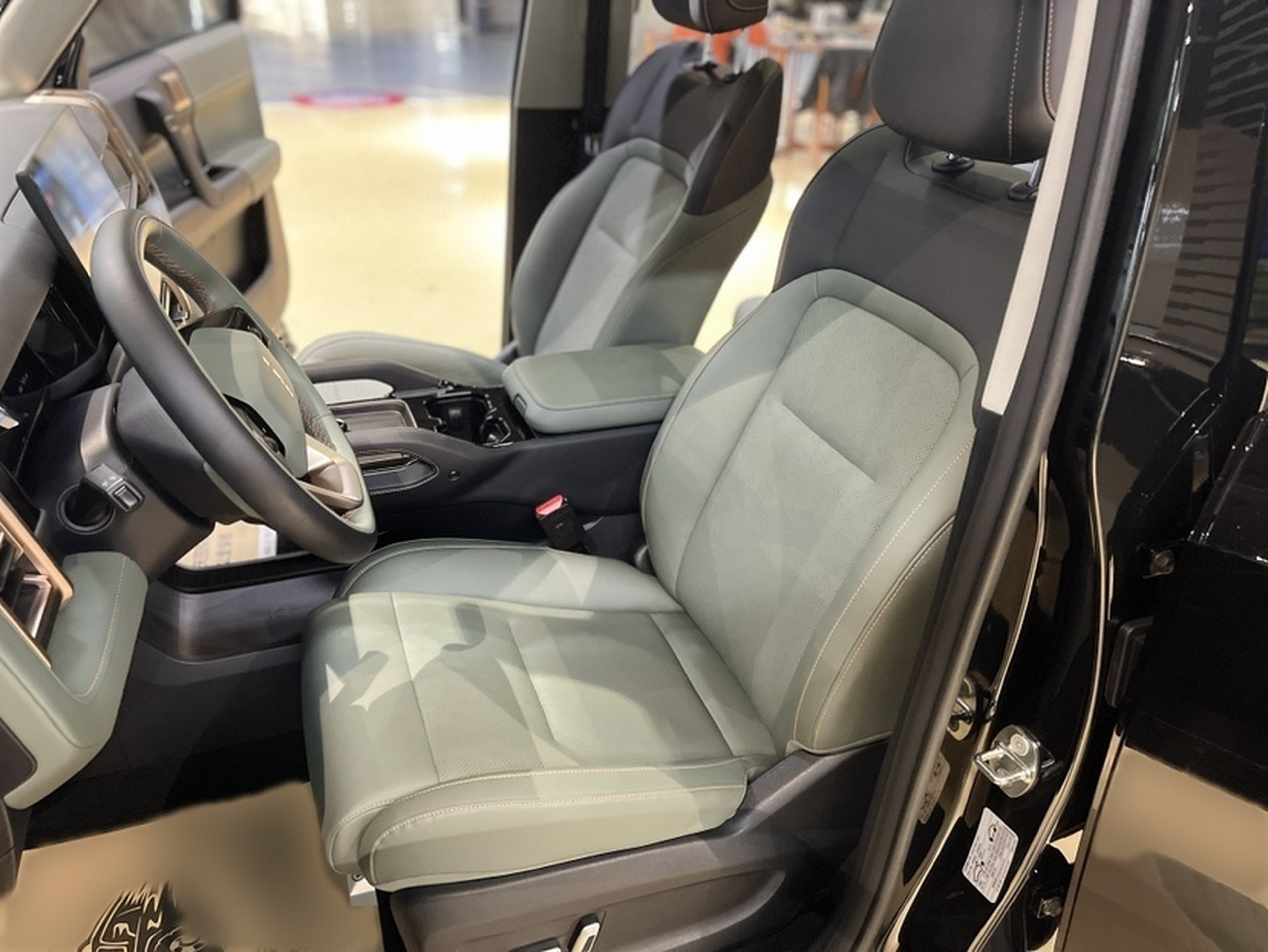 Переднее сиденье в автомобиле