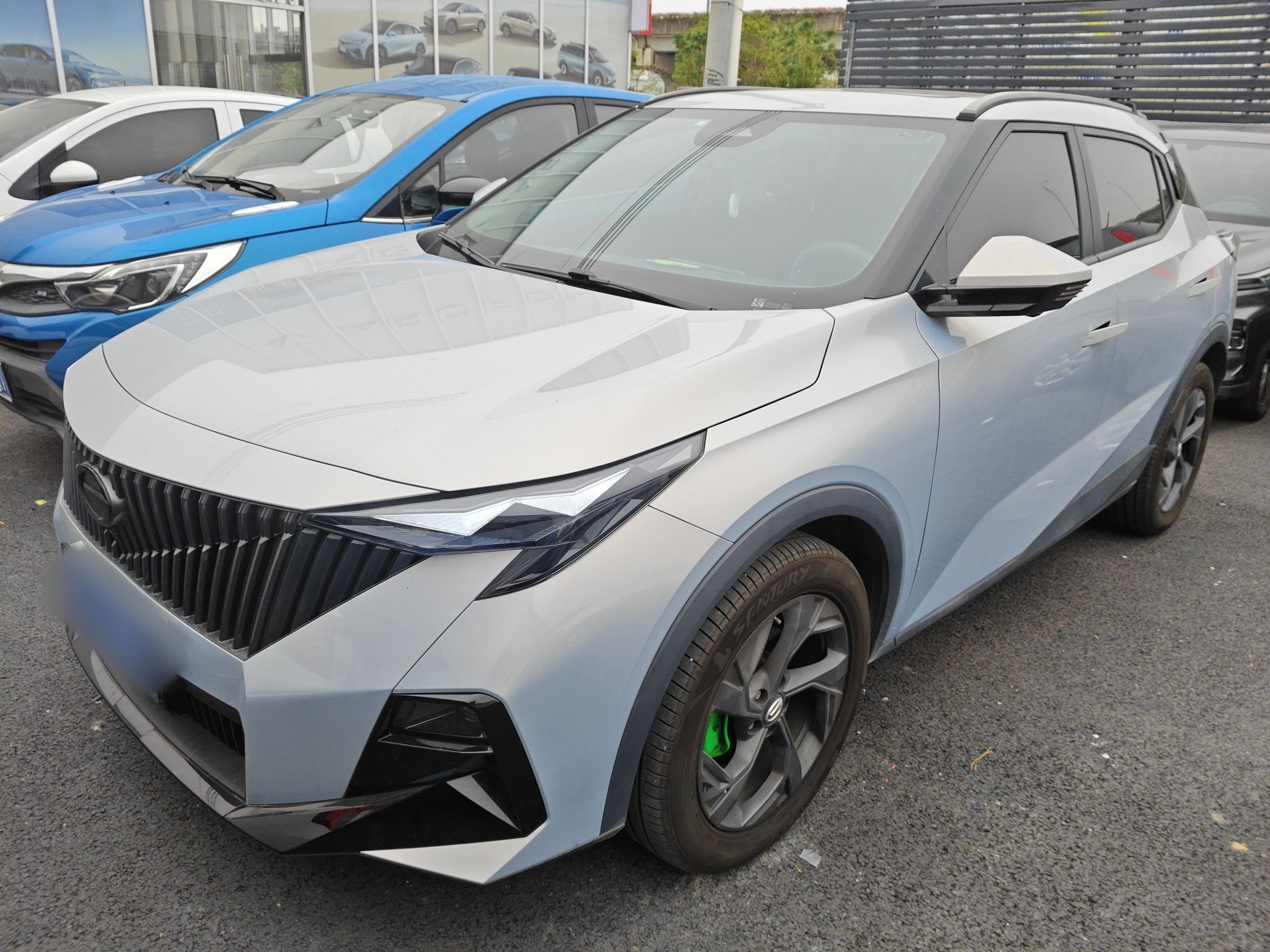 Под передней частью автомобиля