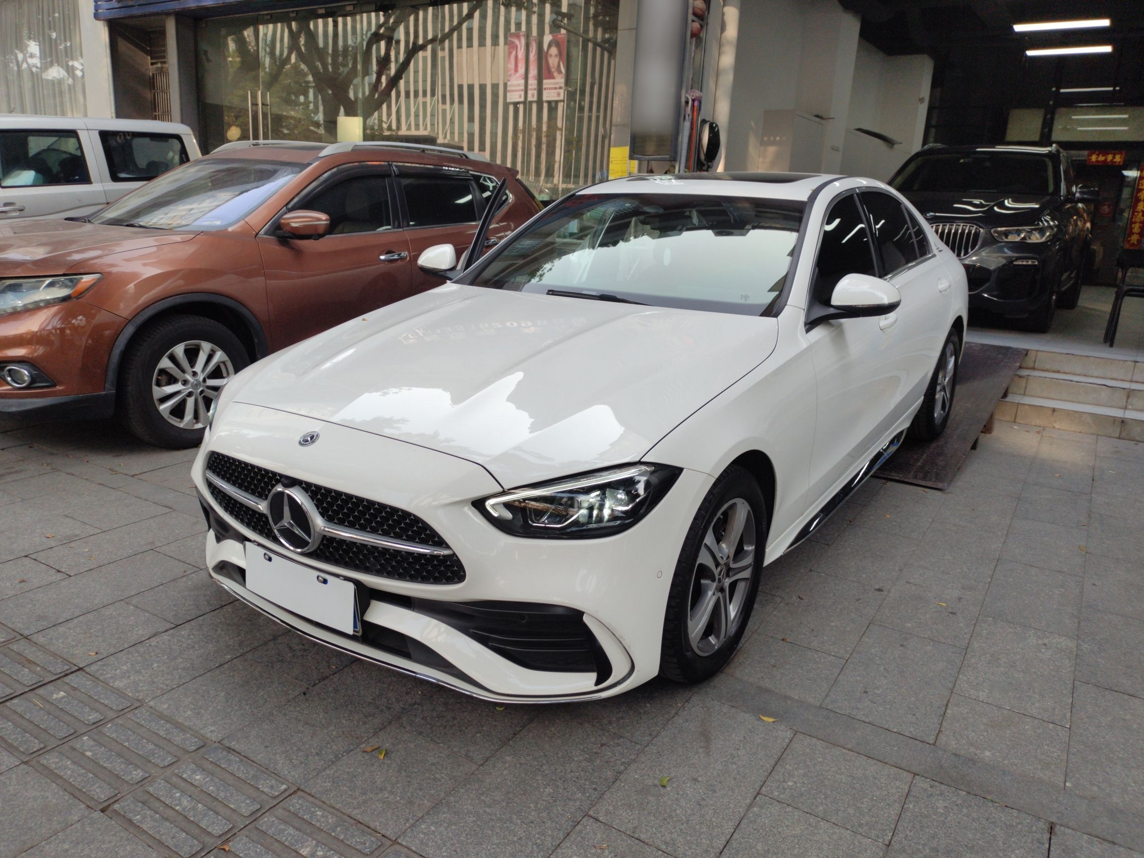 Под передней частью автомобиля