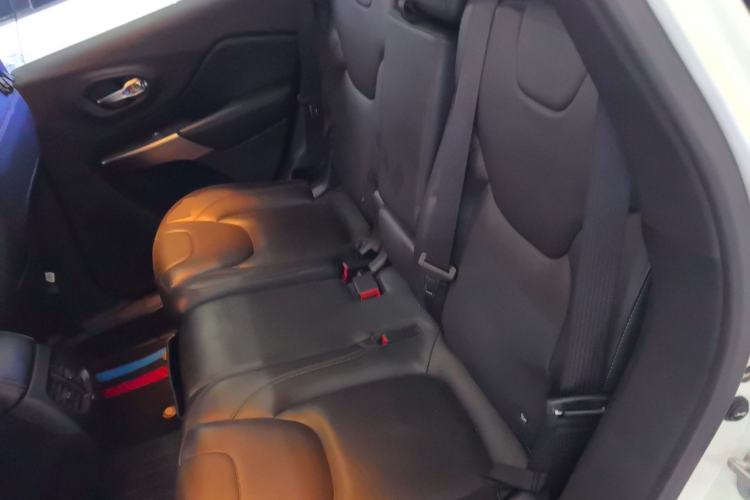 Used  Cherokee 2019 2.0T Two-Wheel Drive Smart Enjoyment Version China V
