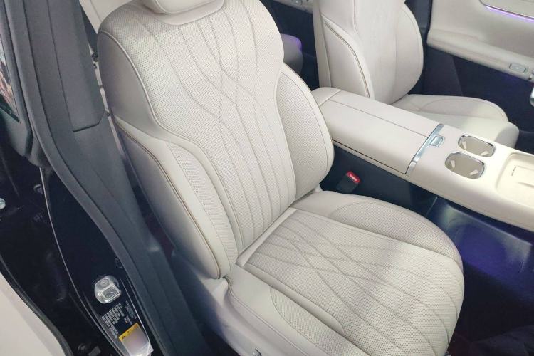 Used  Q07 2025 215 Prestige Edition
