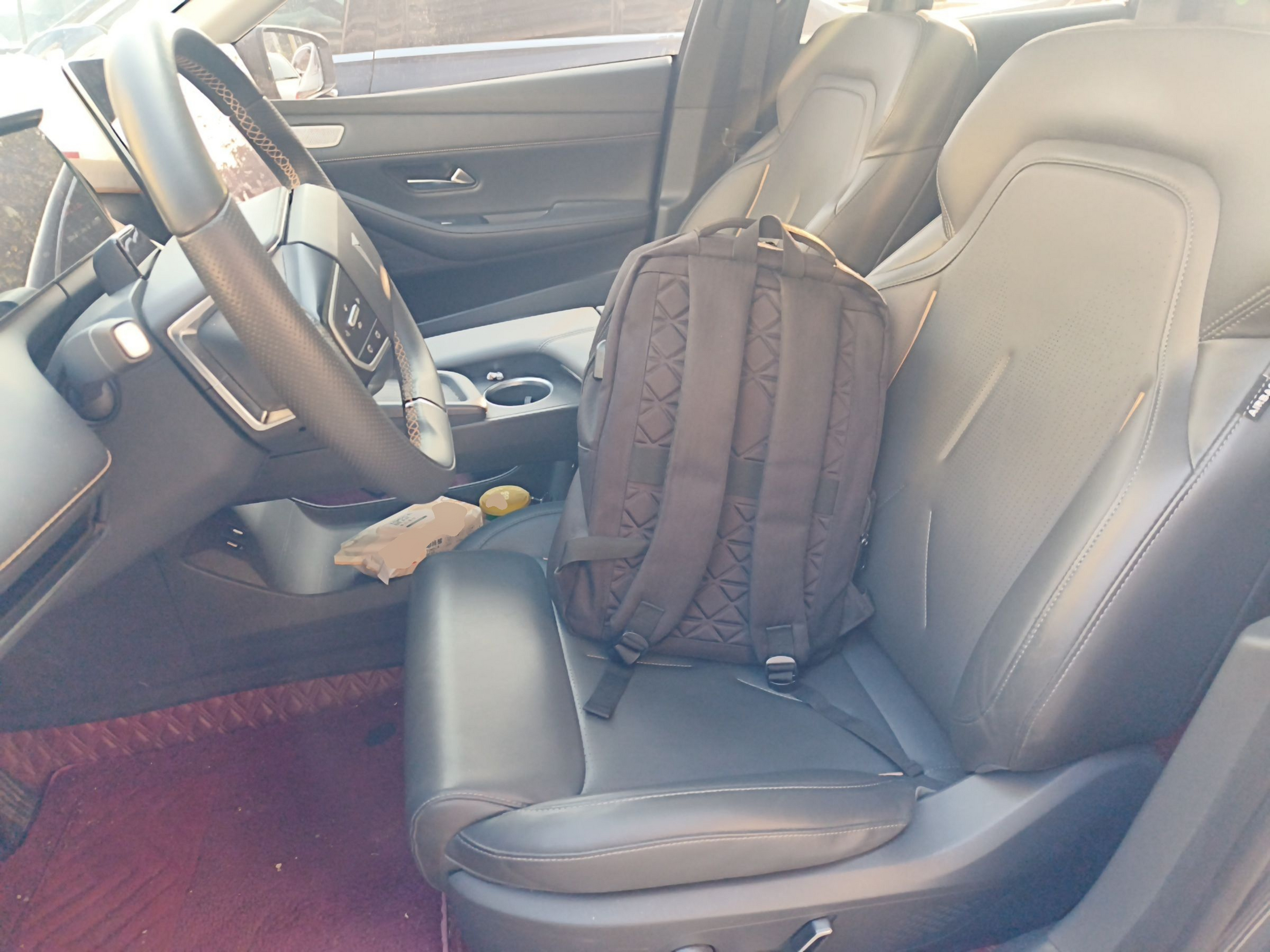 المقاعد الأمامية داخل السيارة