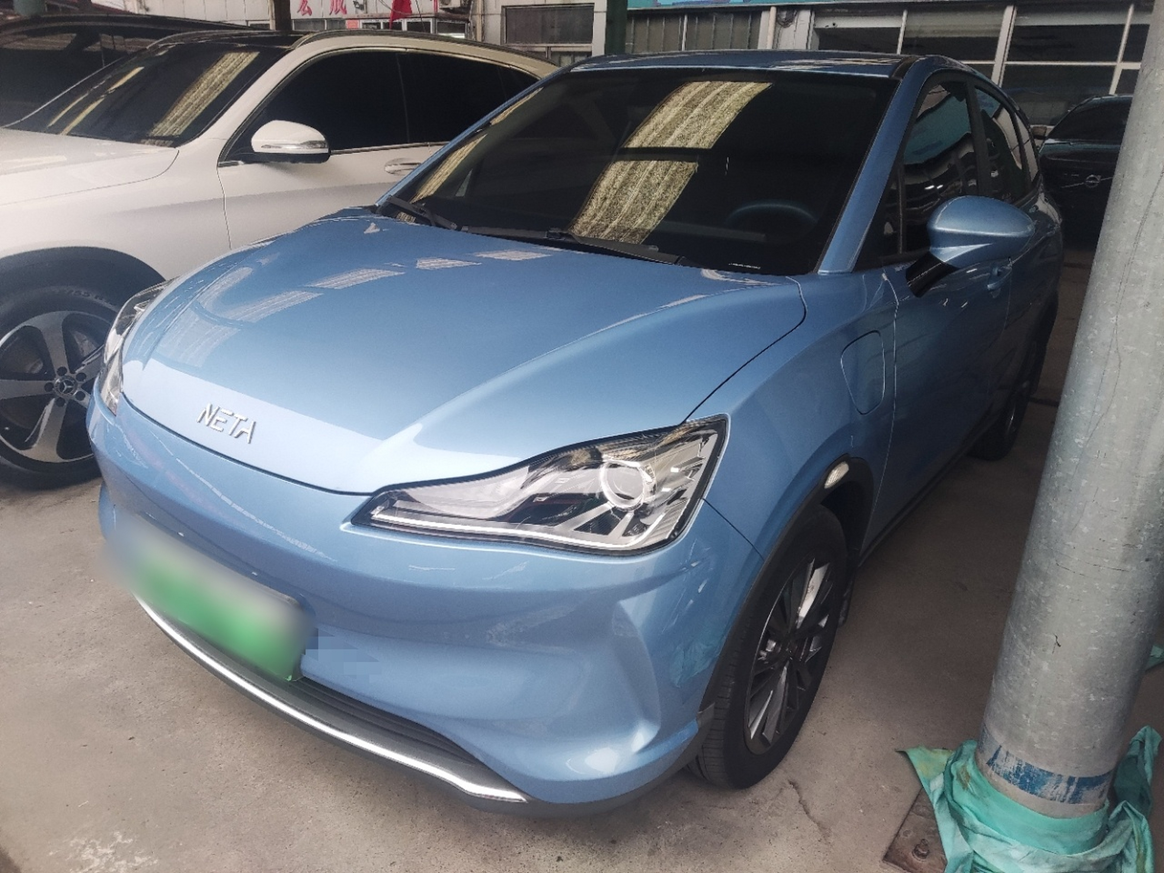 Под передней частью автомобиля