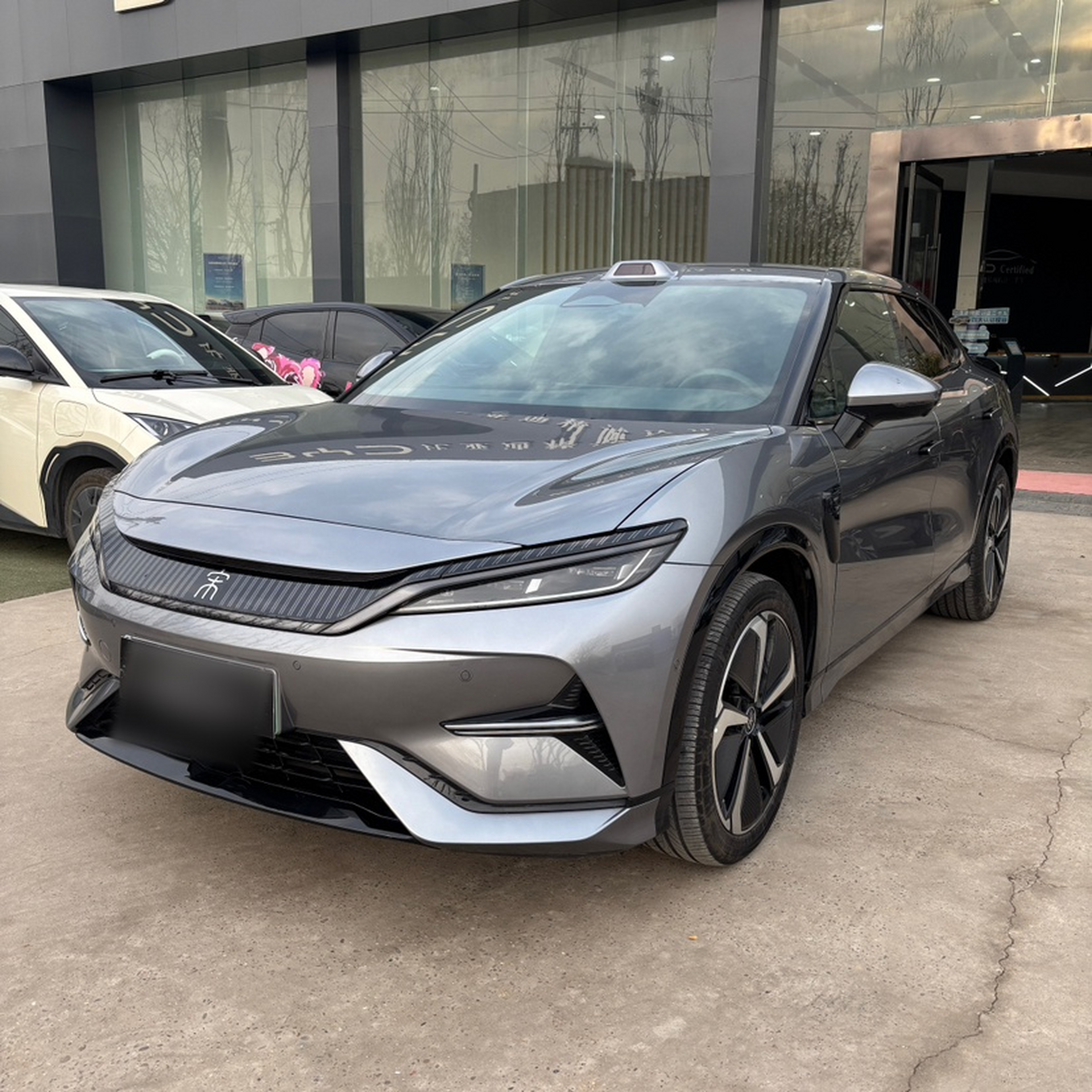 Под передней частью автомобиля