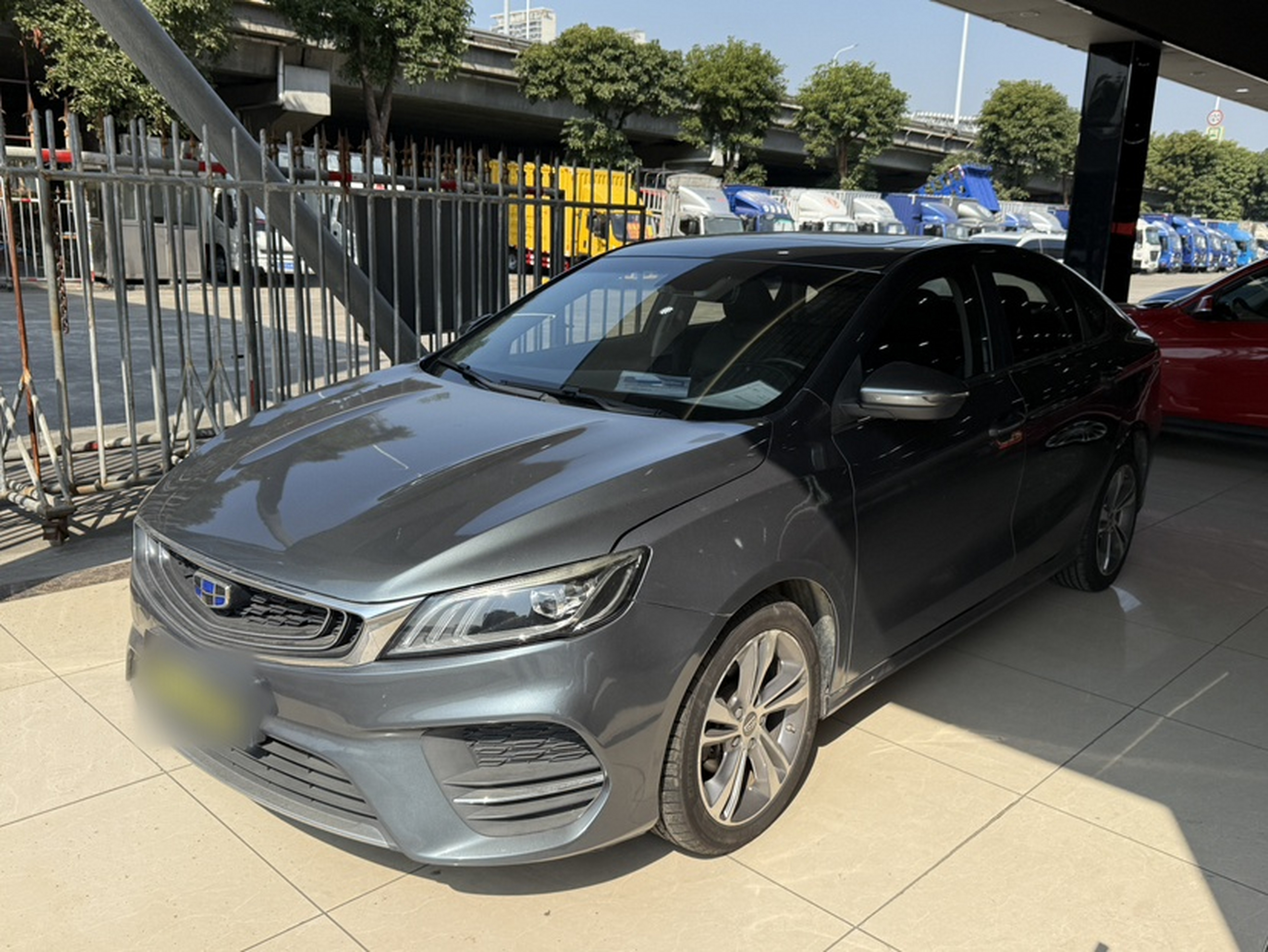 تحت مقدمة السيارة