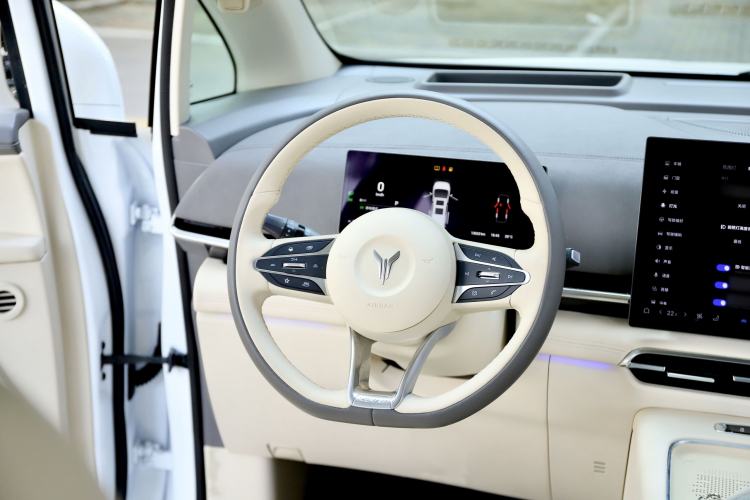 Used VOYAH Dream 2025 PHEV Four-Wheel Drive Prestige Kunpeng Edition
