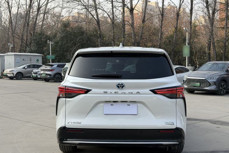 Used Toyota Sienna 2023 2.5L Hybrid Deluxe Edition

