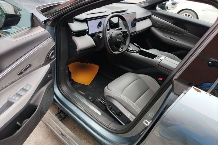 Used Lynk & Co 08 EM-P 2025 220 km All-Wheel-Drive Performance Halo
