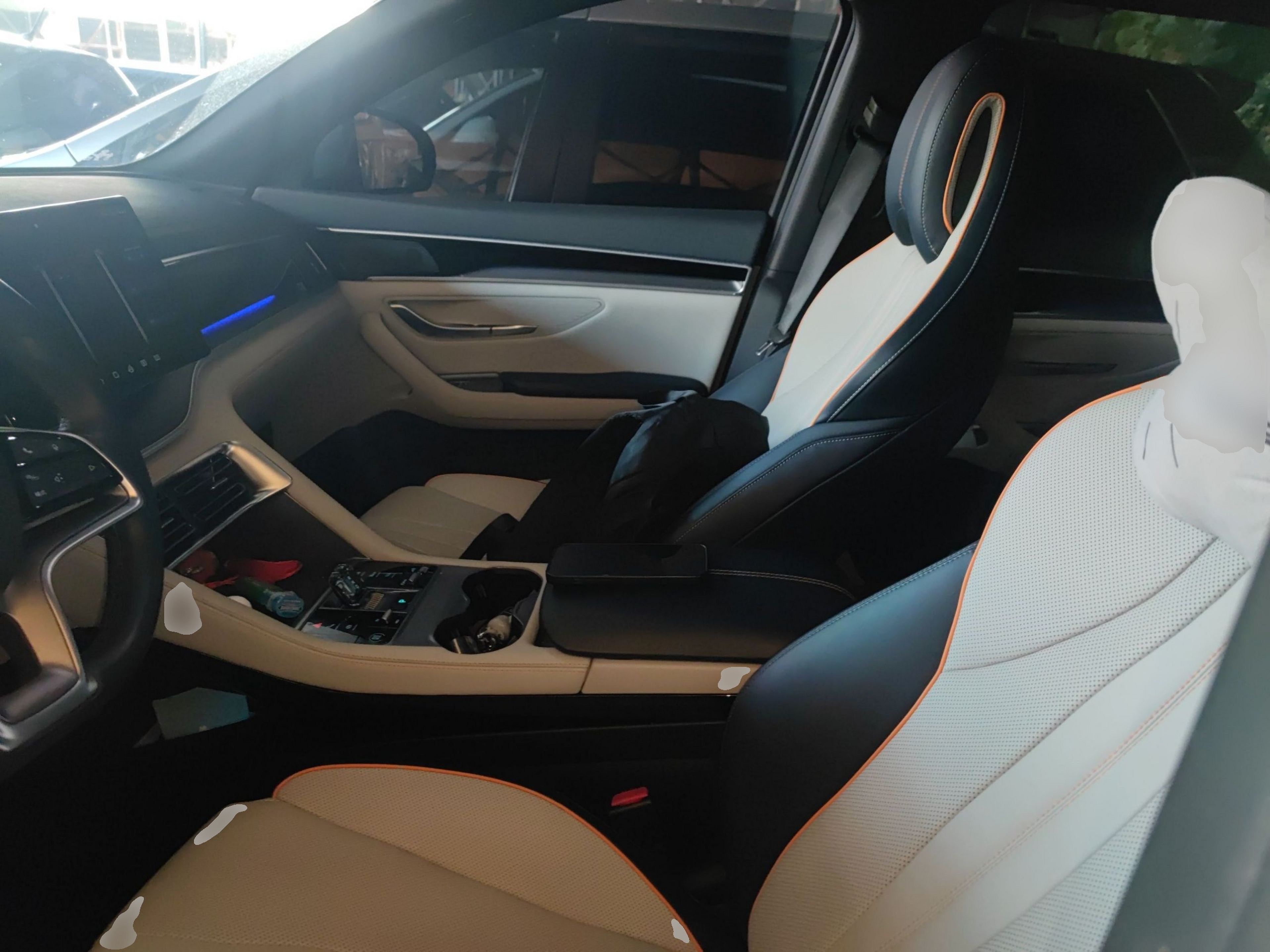 المقاعد الأمامية داخل السيارة