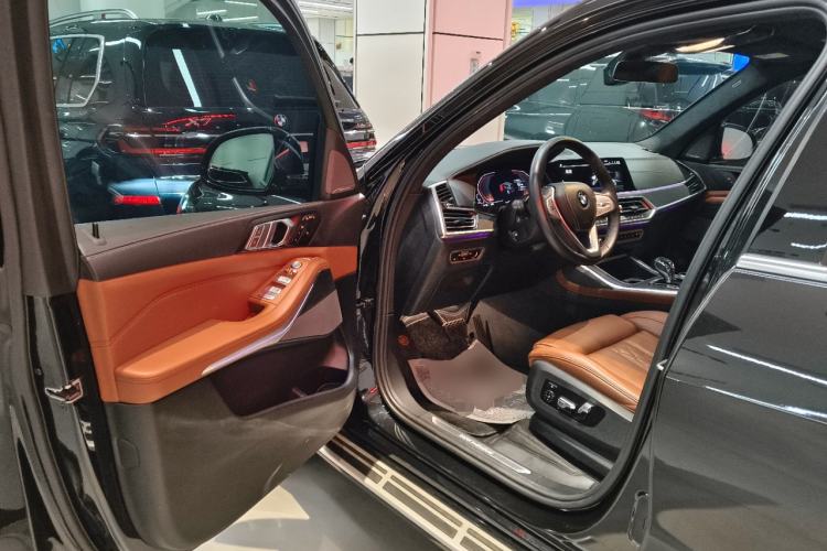 Used BMW X7 2022 xDrive40i Luxury Package with Premium Features
