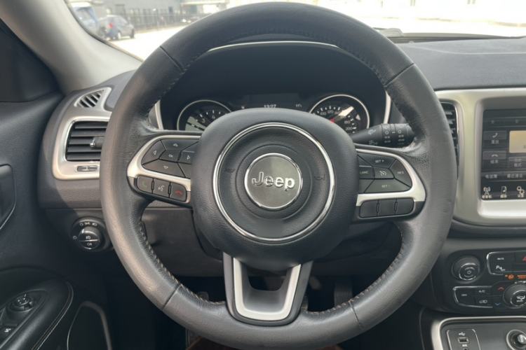 Used  Compass 2017 200T Automatic Family Edition
