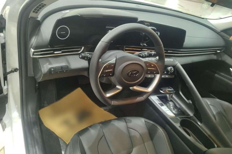 Used Hyundai Elantra 2023 1.5L CVT LUX Prestige Edition
