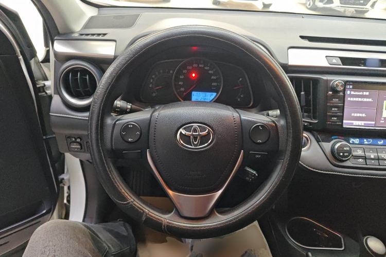 Used Toyota RAV4 2016 2.0L CVT Two-Wheel Drive Fashion Edition China V Standard
