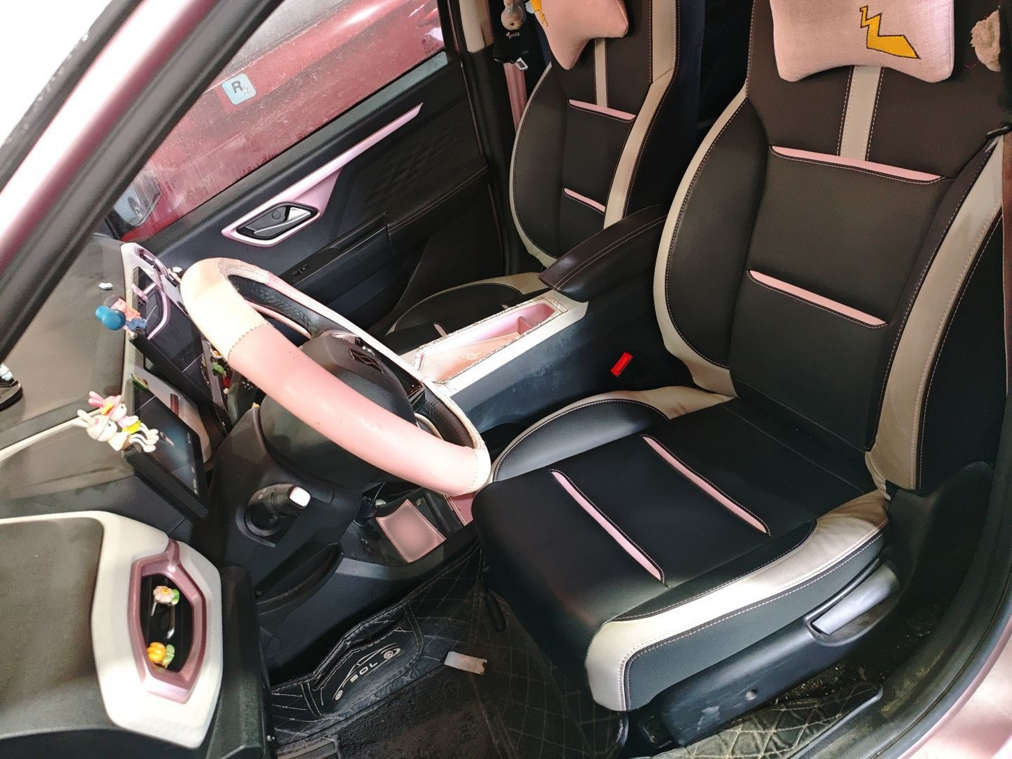 المقاعد الأمامية داخل السيارة