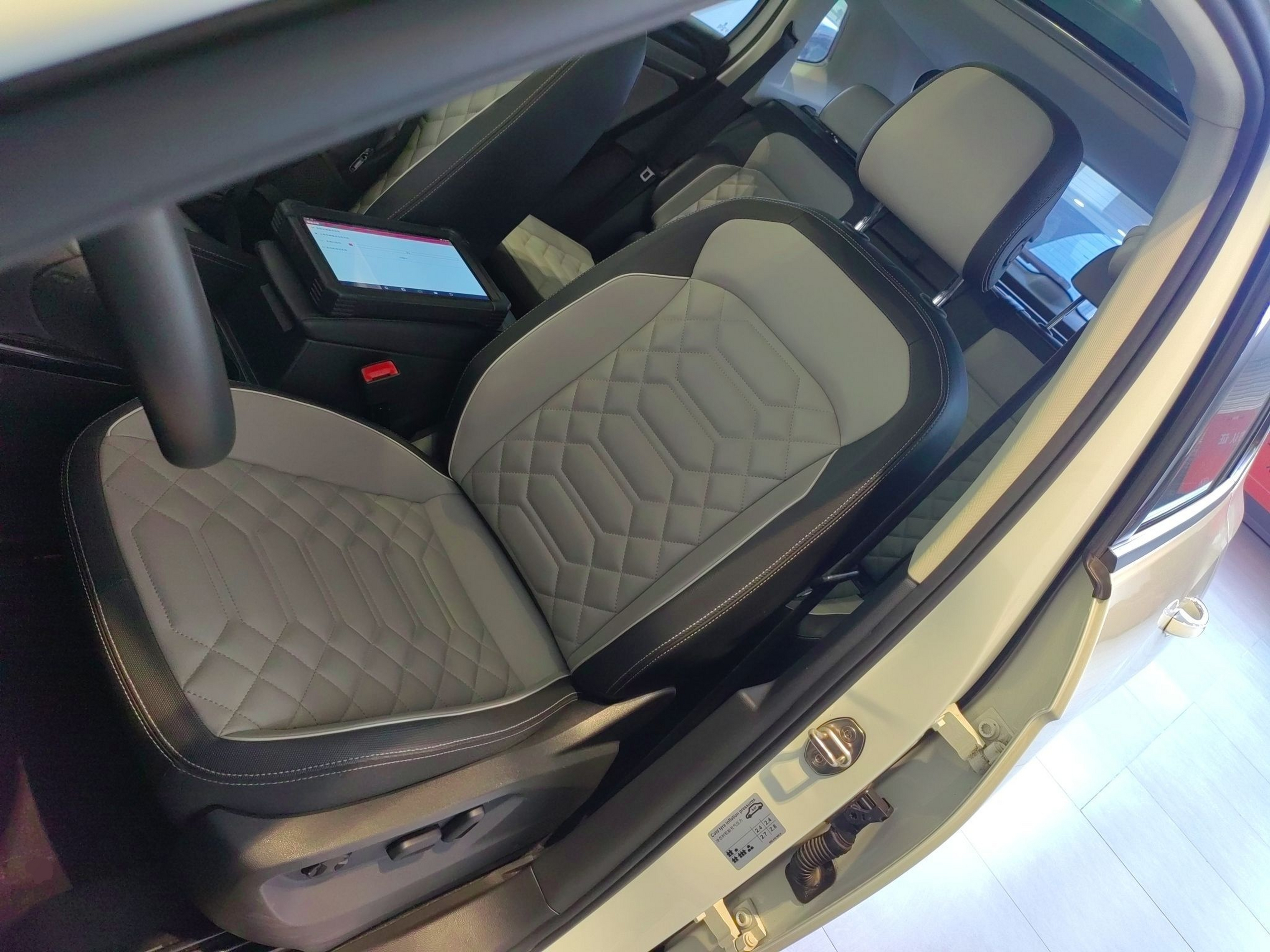 المقاعد الأمامية داخل السيارة