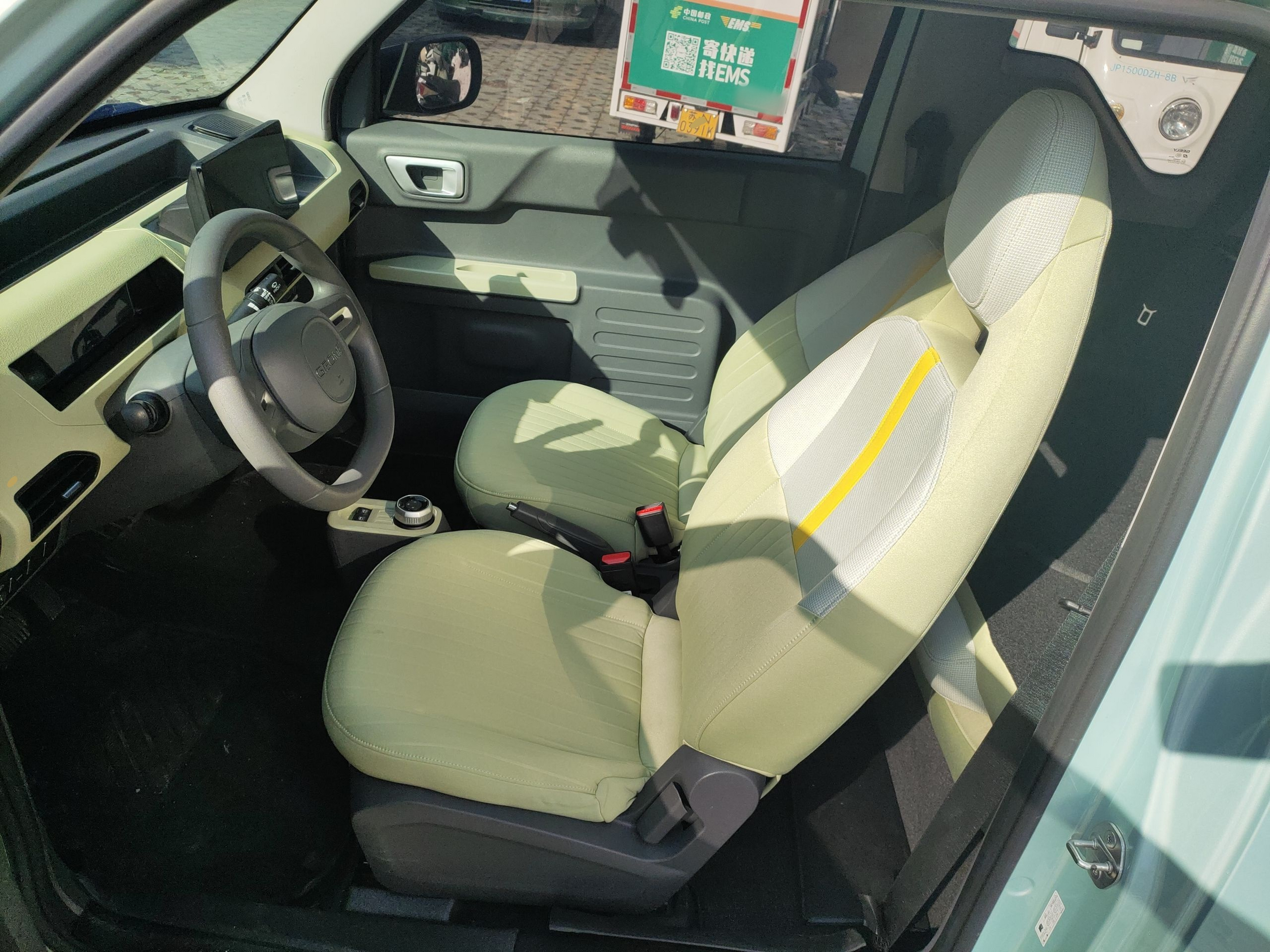 Переднее сиденье в автомобиле