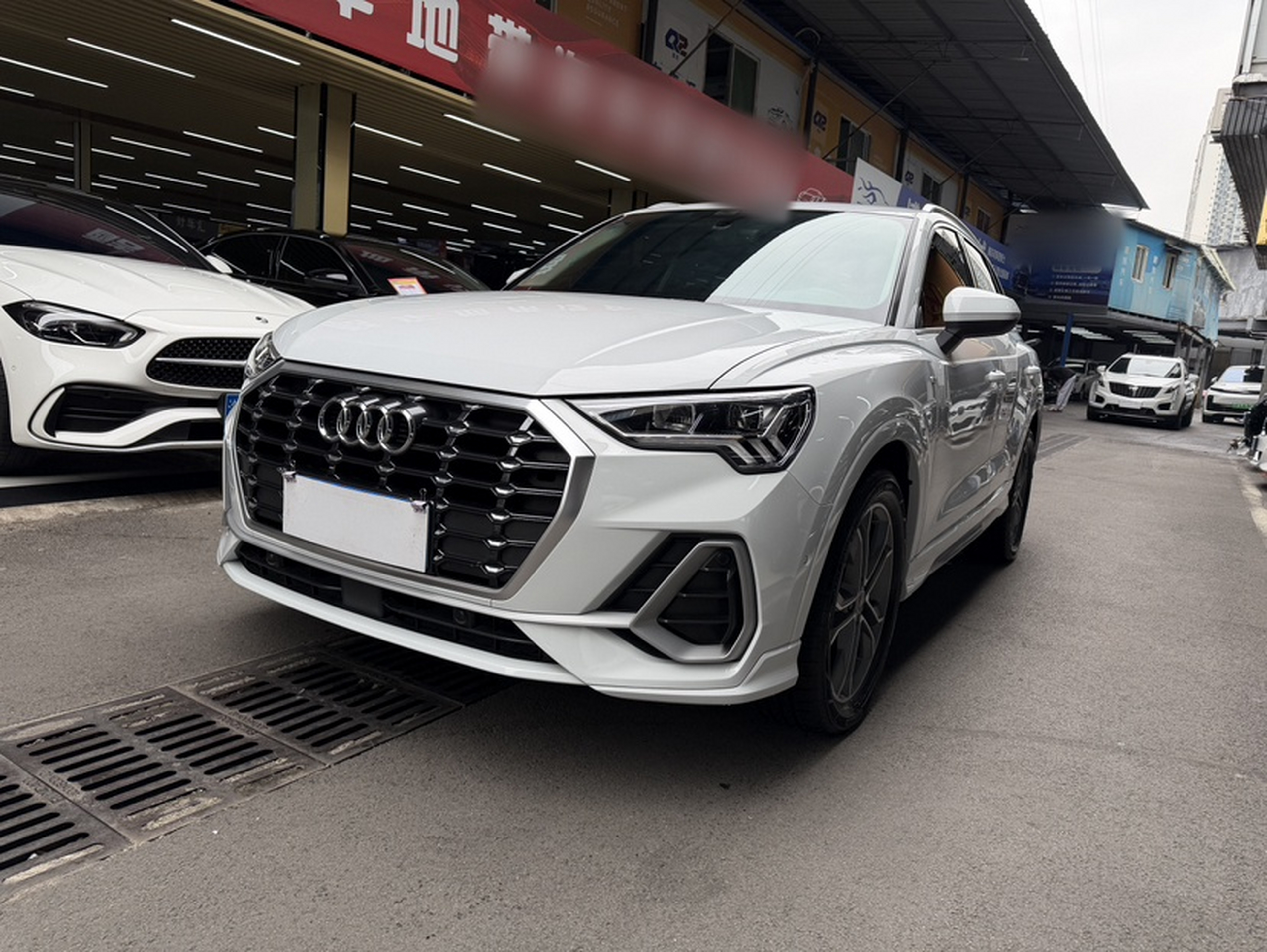 تحت مقدمة السيارة