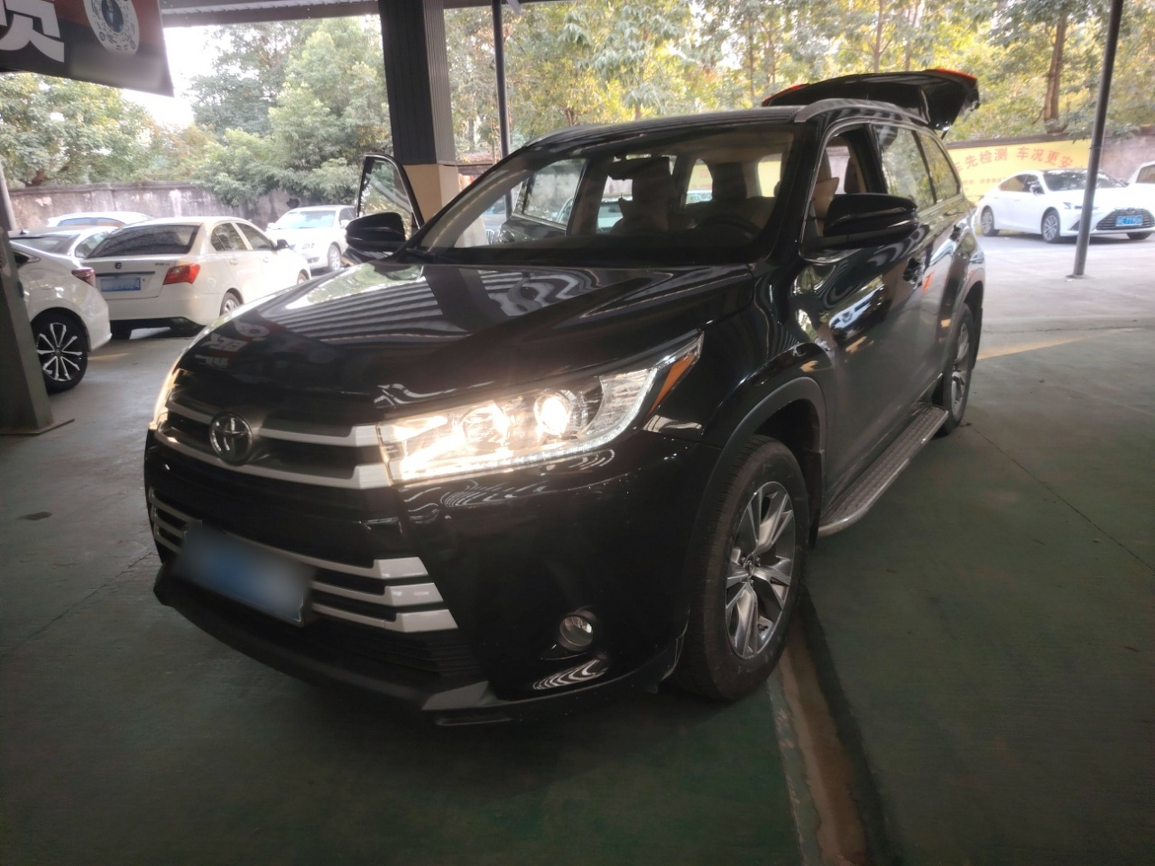 تحت مقدمة السيارة