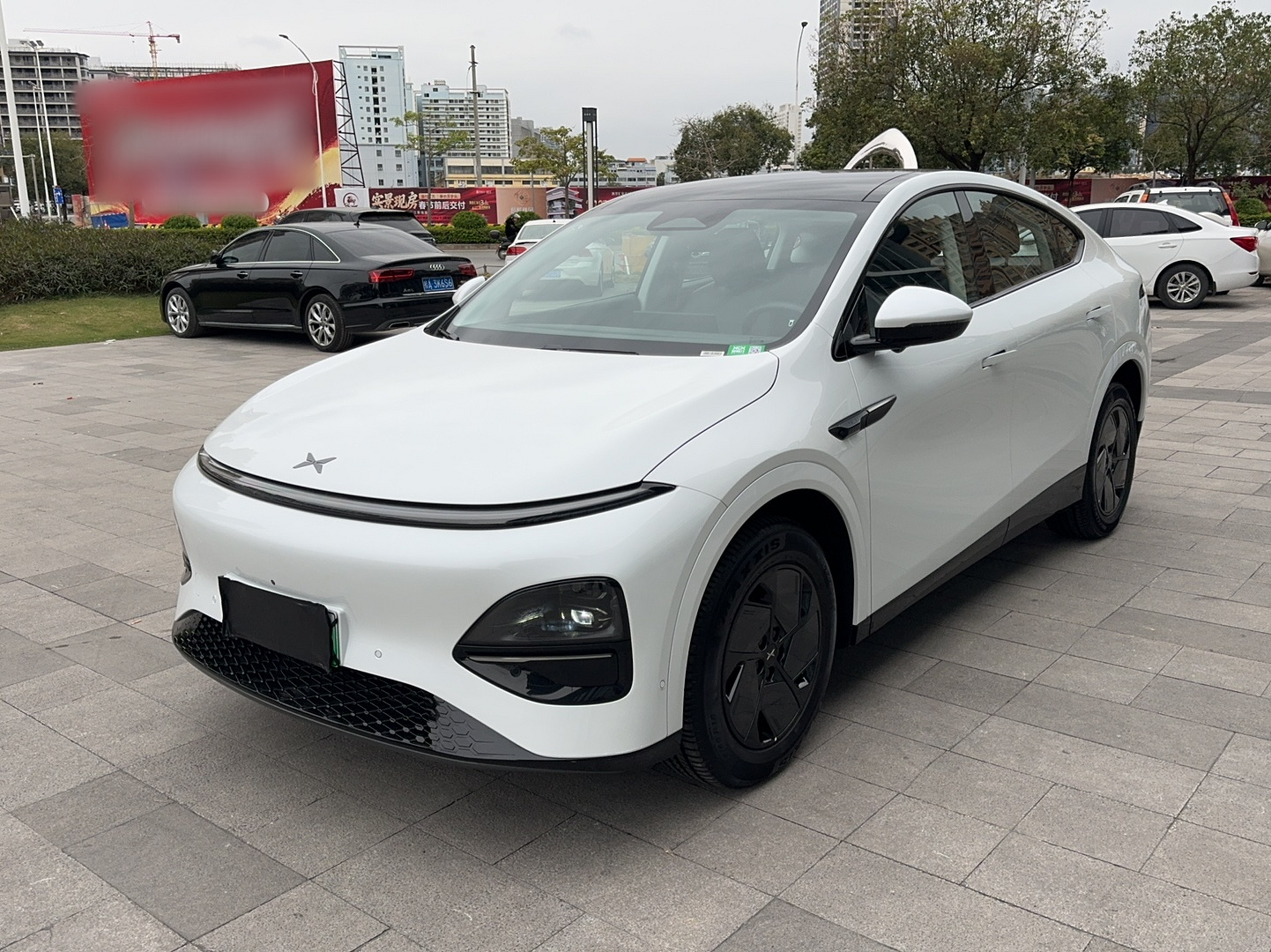 Под передней частью автомобиля