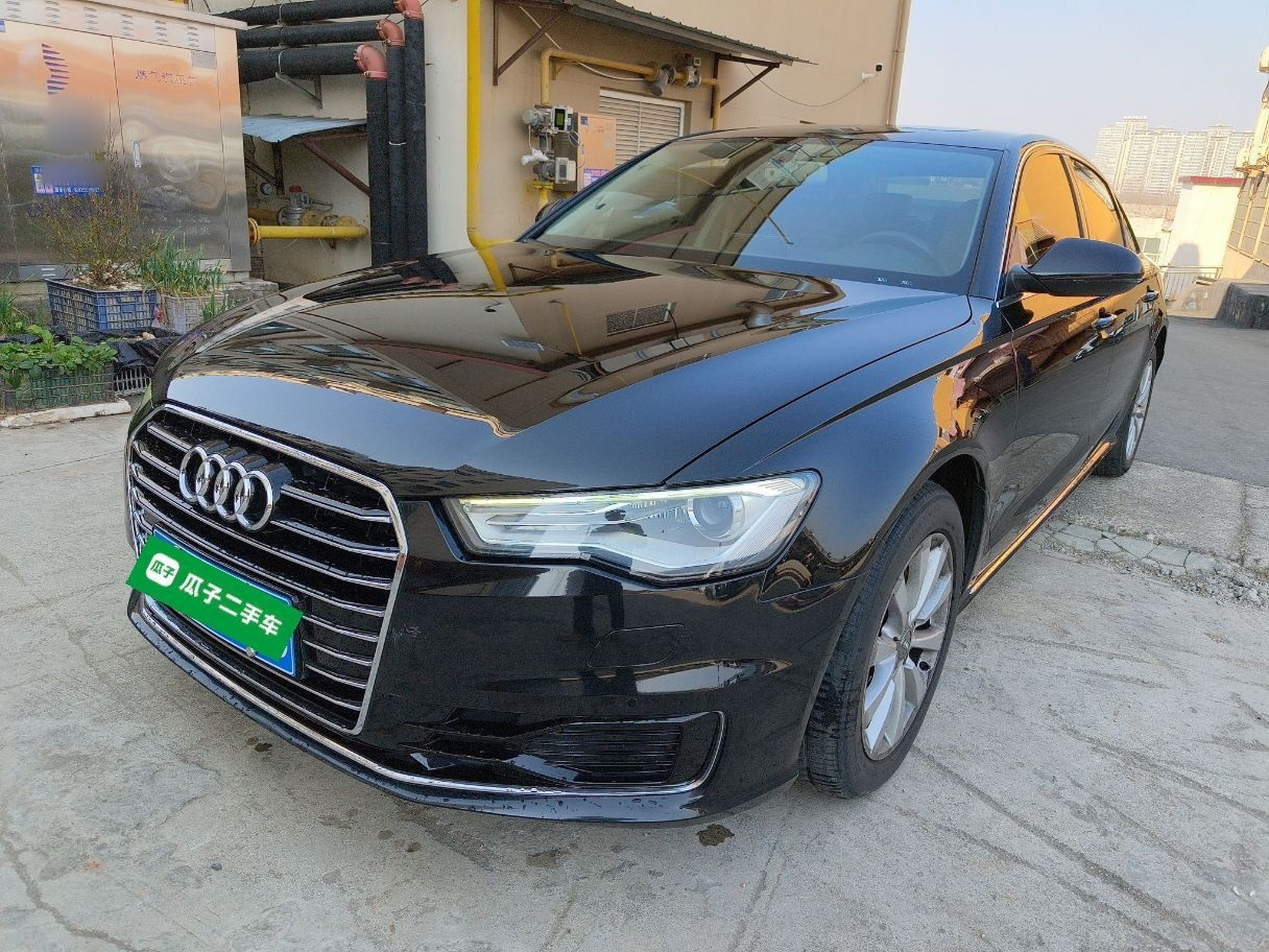 تحت مقدمة السيارة