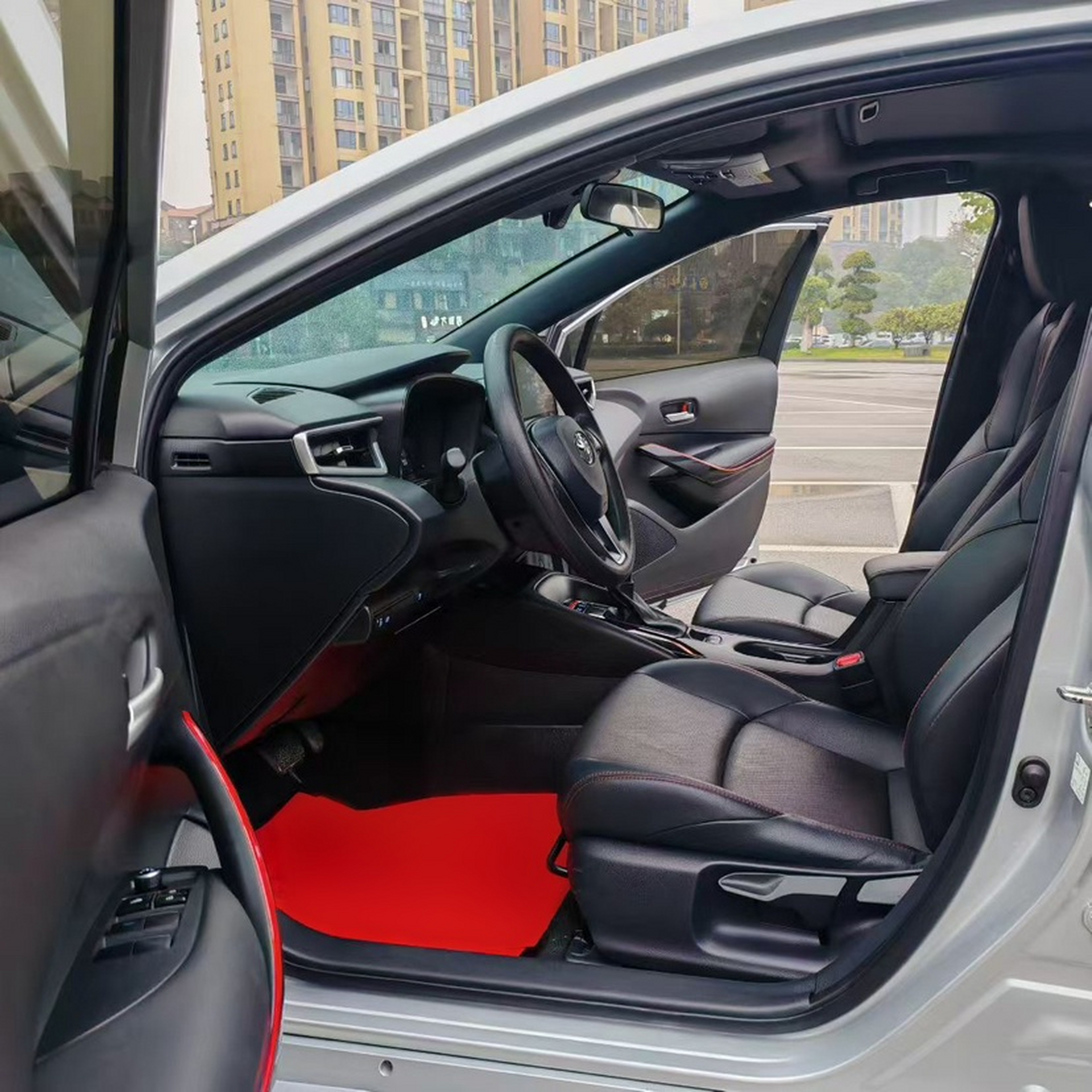 Переднее сиденье в автомобиле