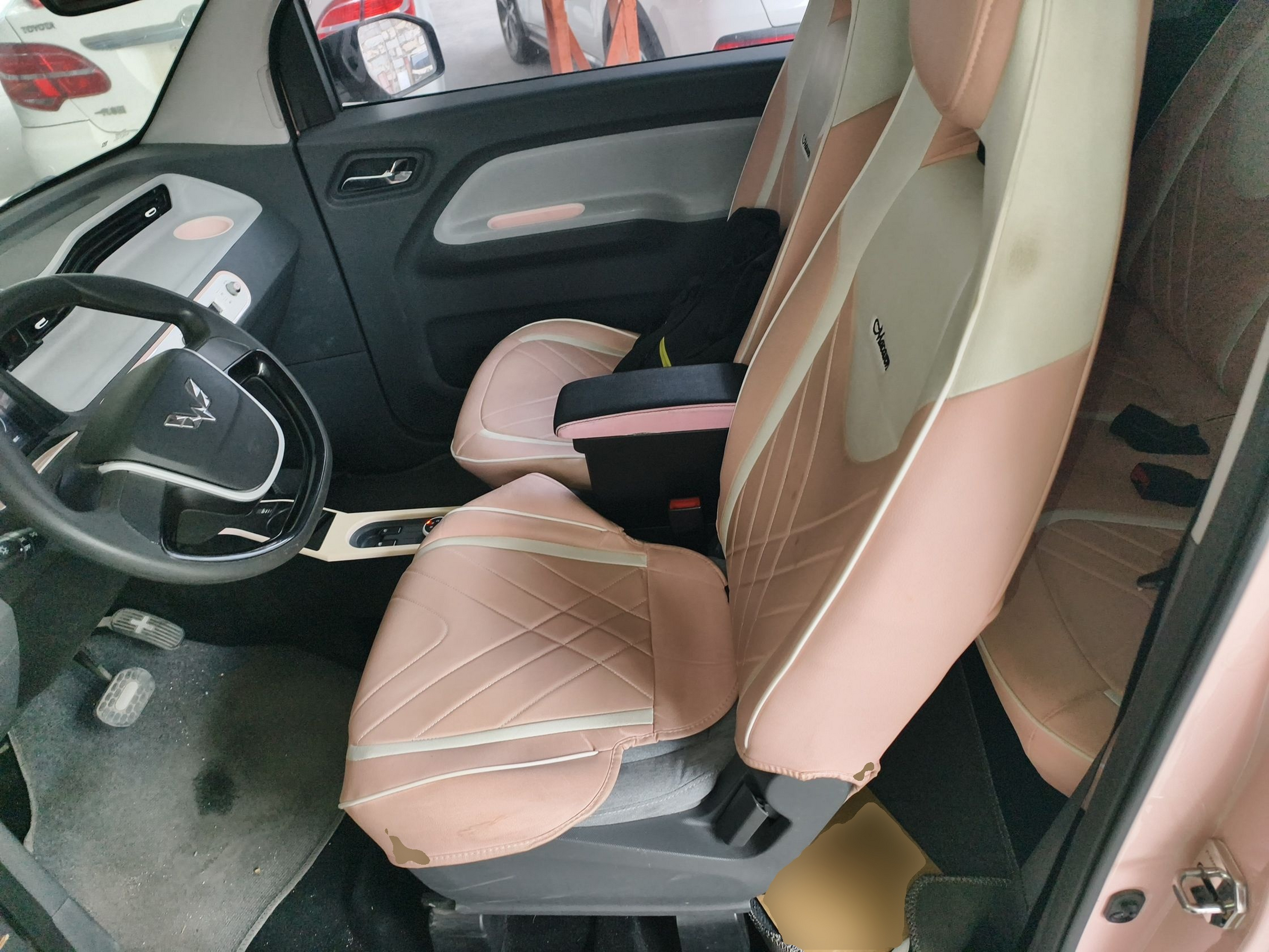 Переднее сиденье в автомобиле