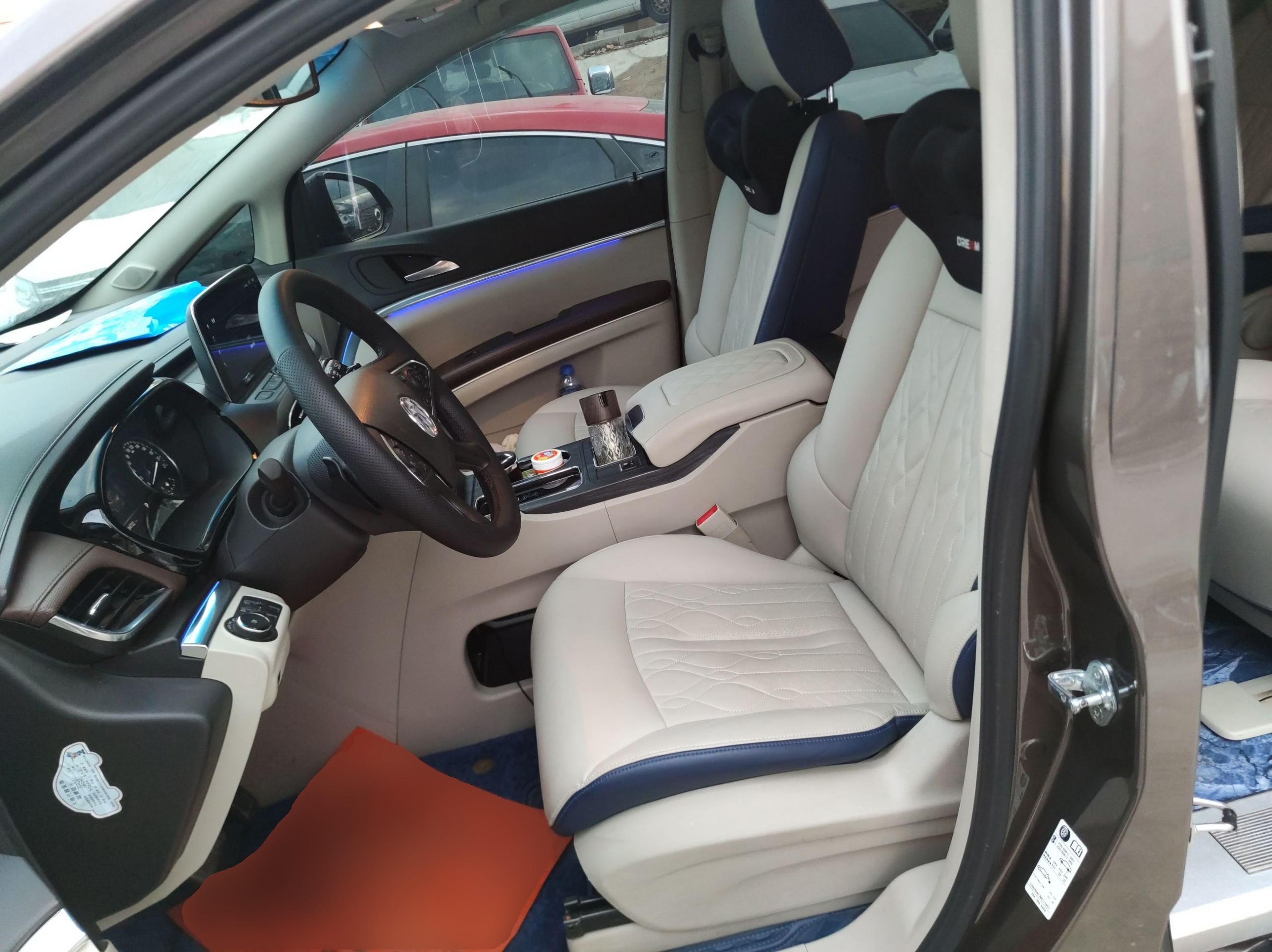 المقاعد الأمامية داخل السيارة