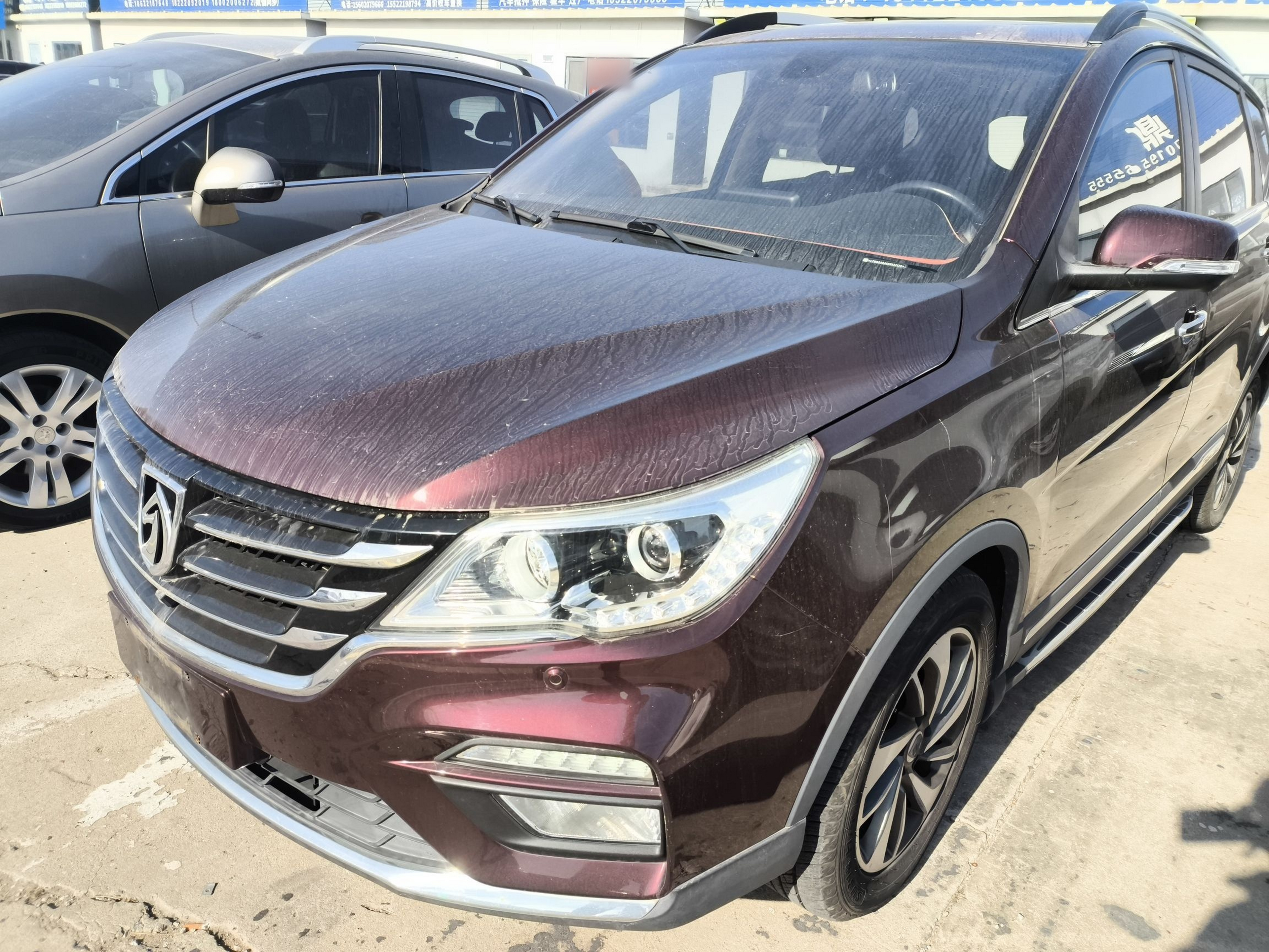 تحت مقدمة السيارة