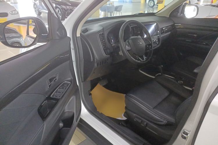 Used Mitsubishi Outlander 2019 2.4L 4x4 Zhi Xiang Edition 5 Seats China VI Standard
