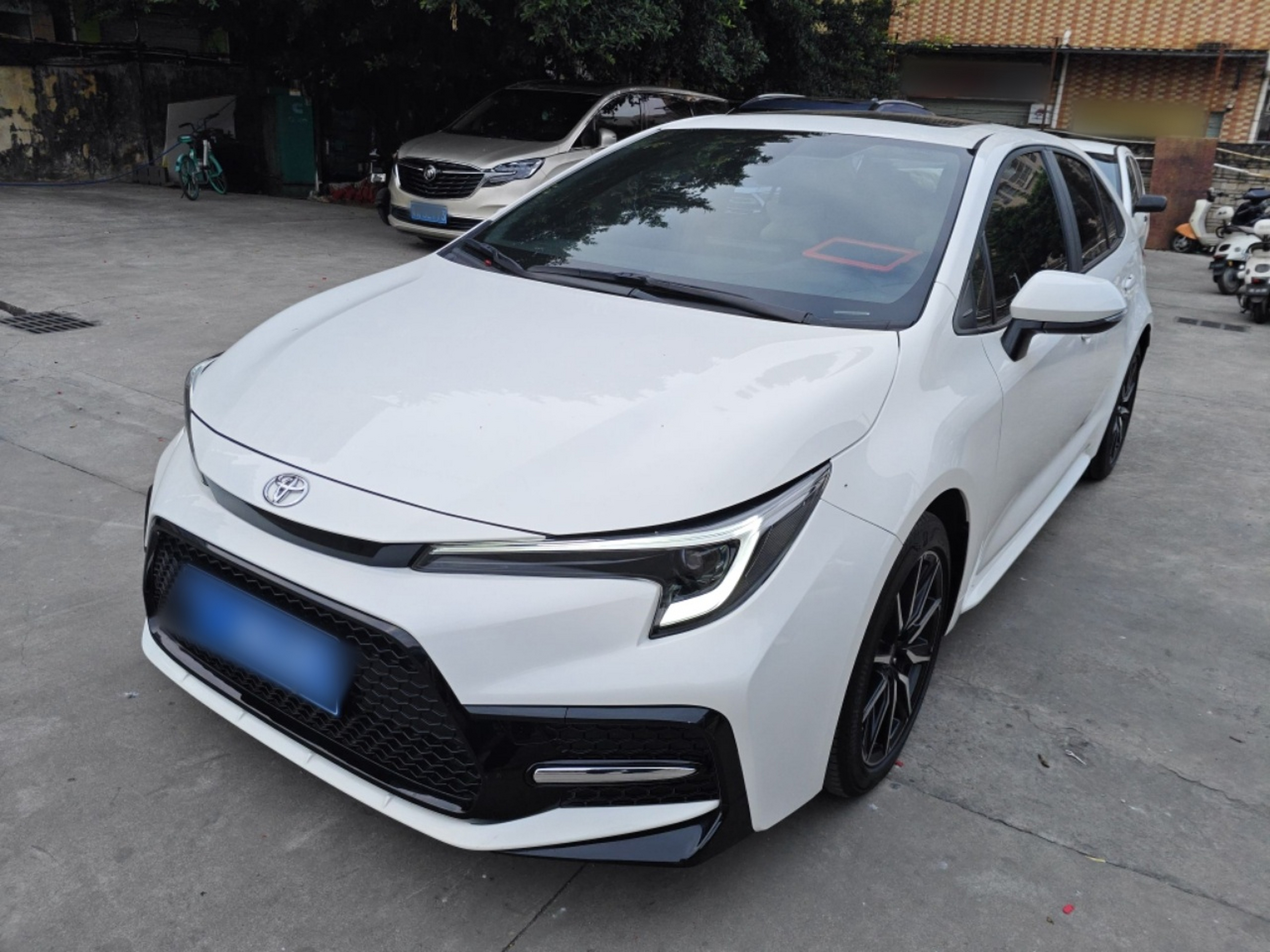 Под передней частью автомобиля