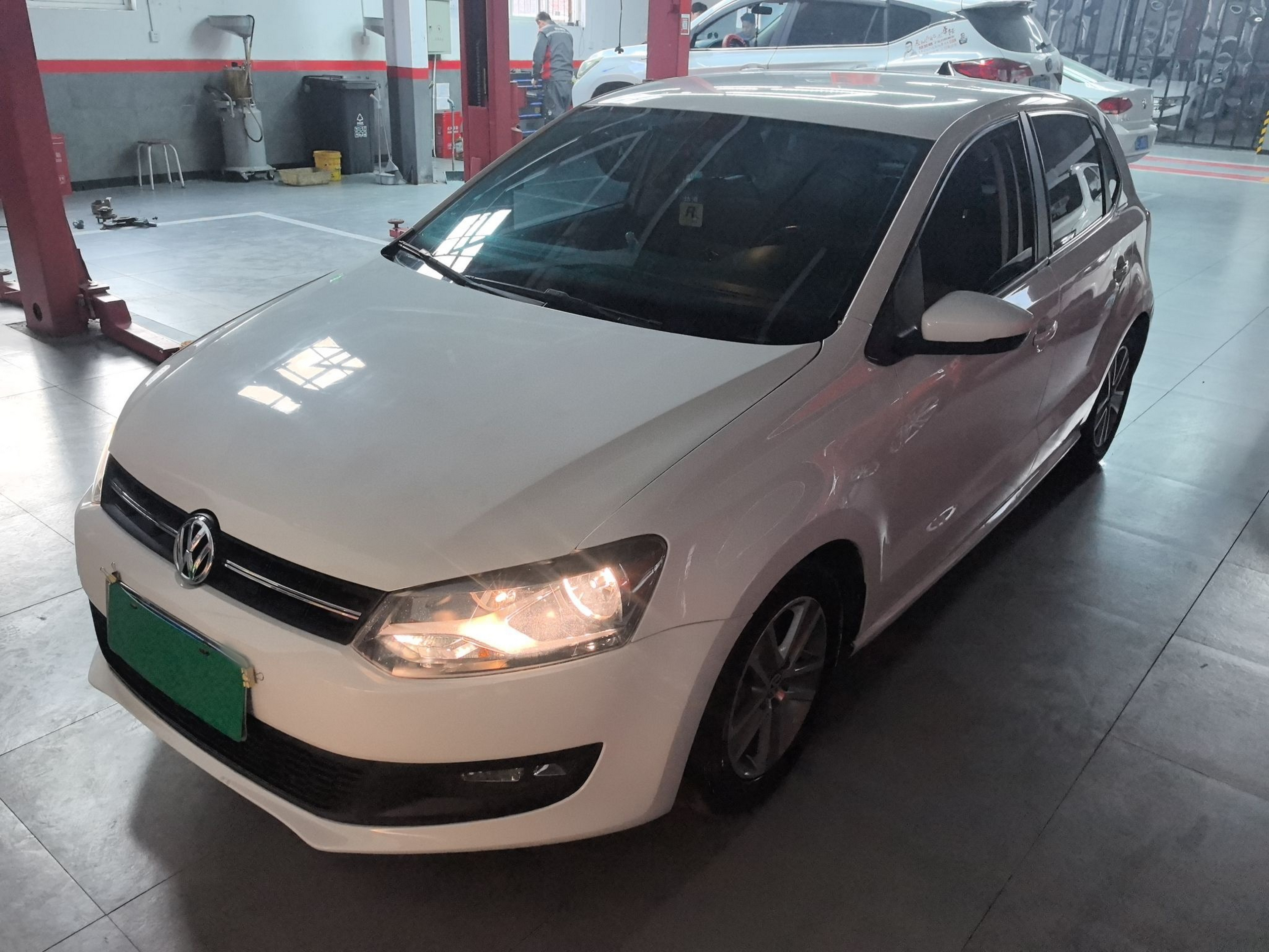 تحت مقدمة السيارة