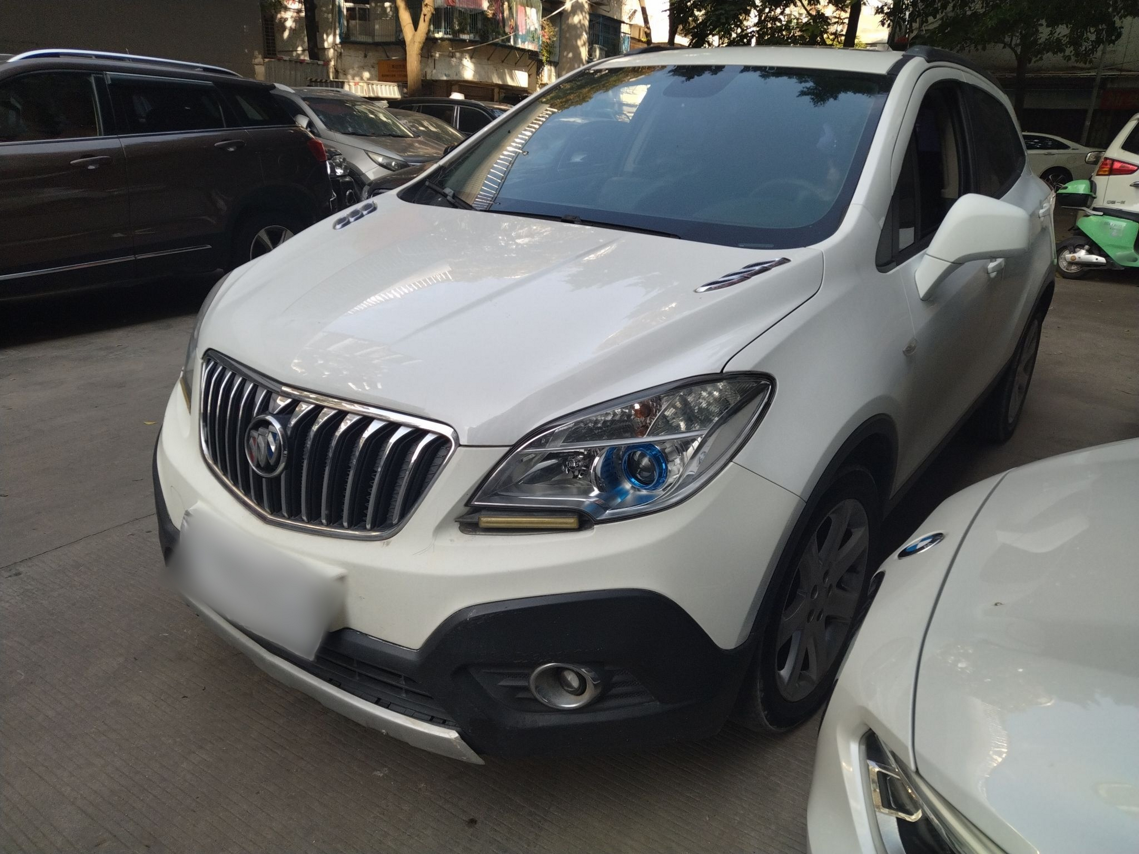 Под передней частью автомобиля