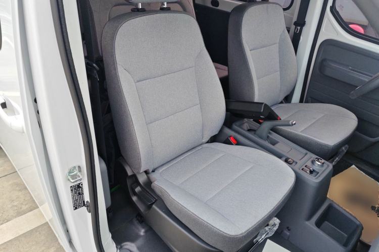 Used Wuling Yangguang 2024 300km Comfort-Grade Passenger Van 60kW
