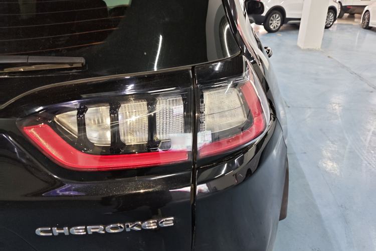 Used  Cherokee 2019 2.0T Two-Wheel Drive Smart Enjoyment Version China V
