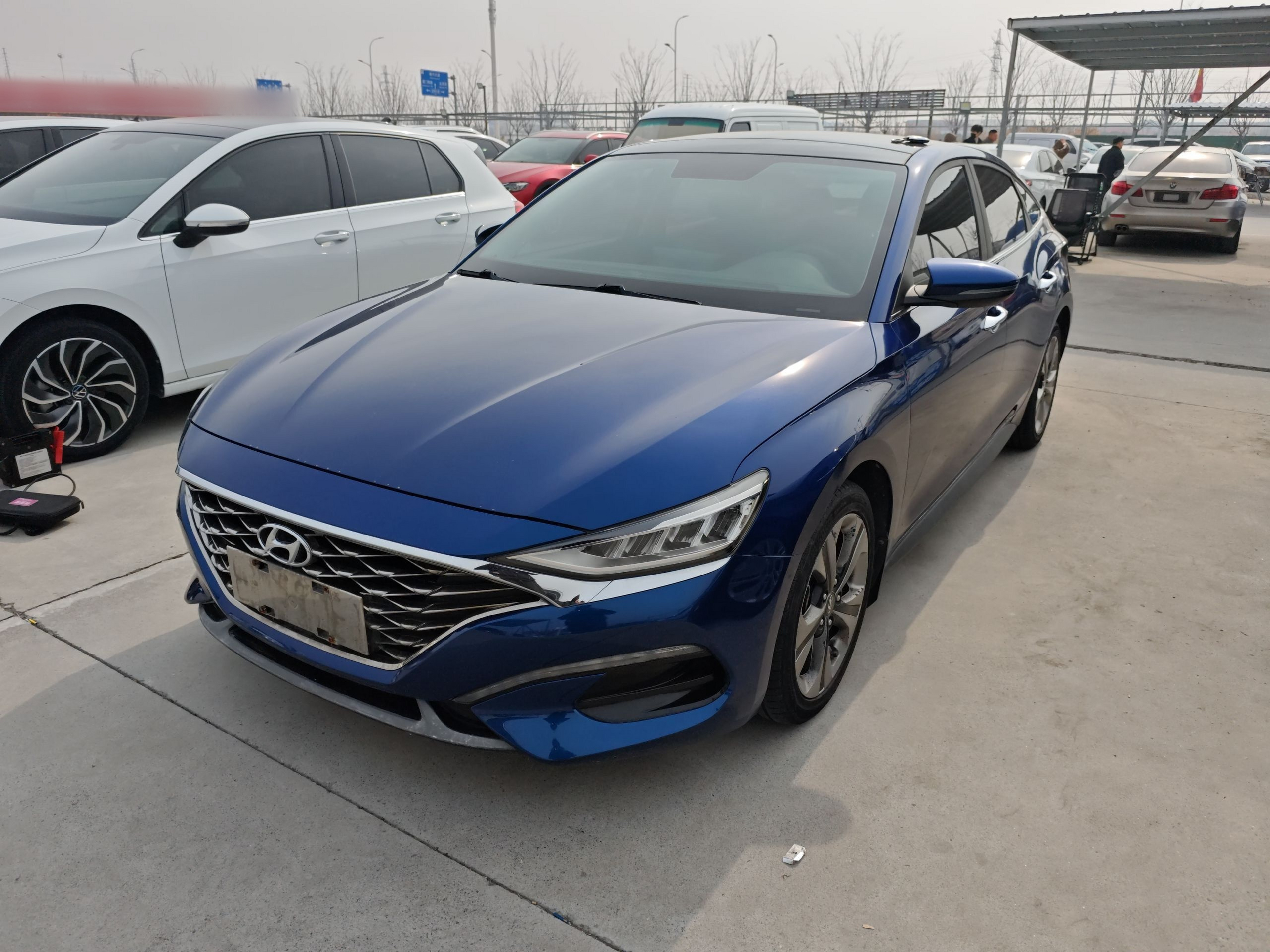 Под передней частью автомобиля