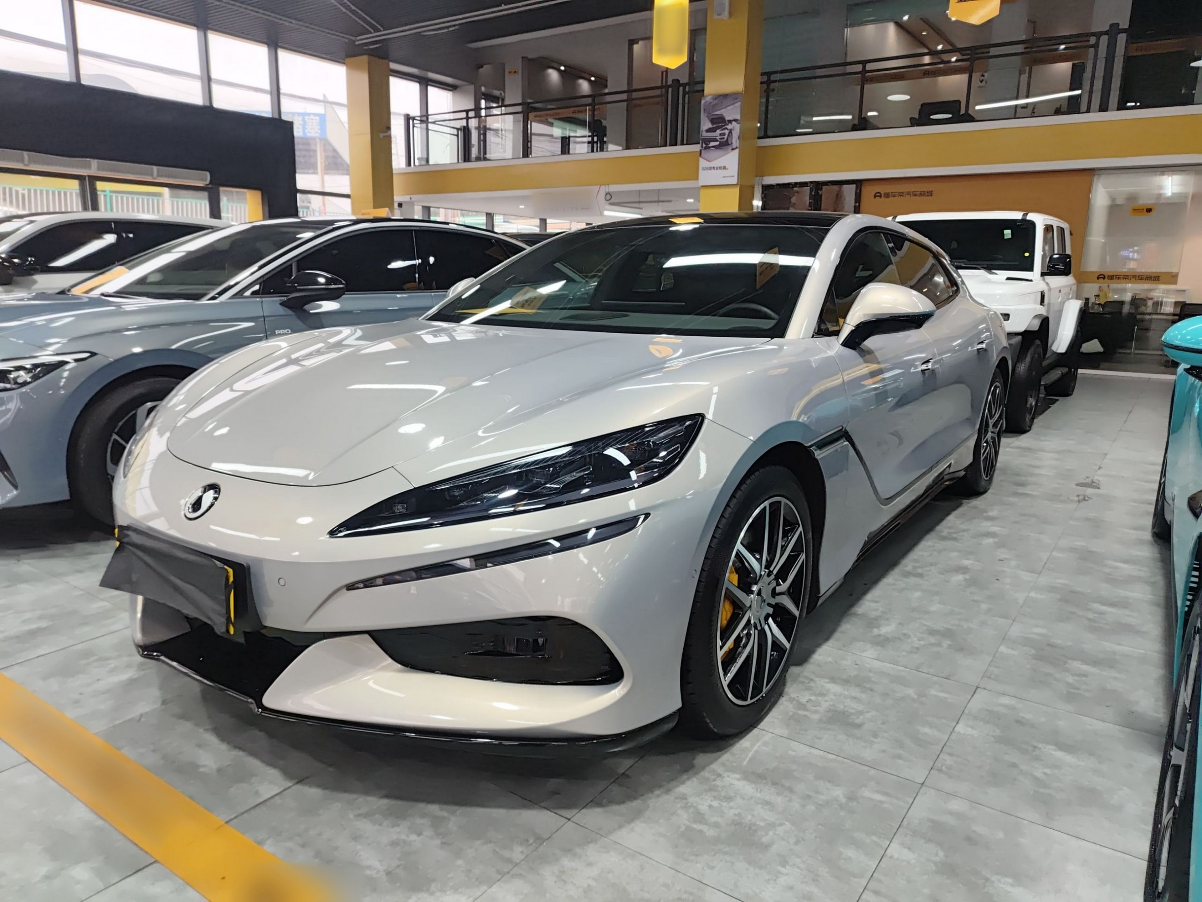 تحت مقدمة السيارة