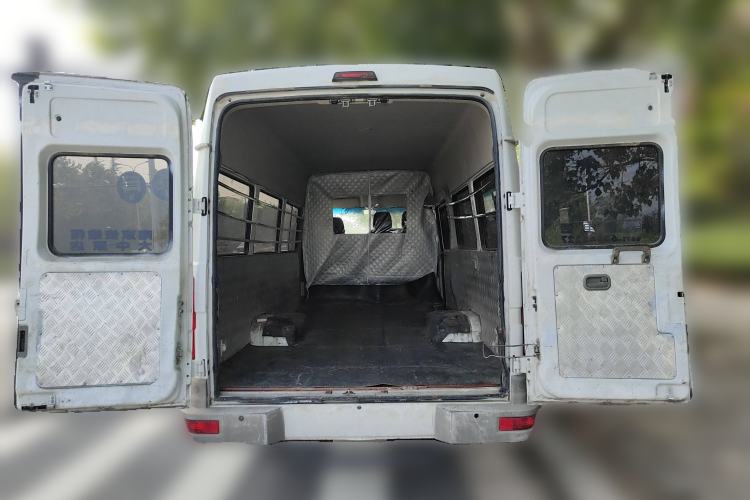 Used Iveco Daily 2021 2.5T A40 M1 Passenger Van 5-9 Seats Long Wheelbase Mid-Roof Design Dual Tires Manual Doors
